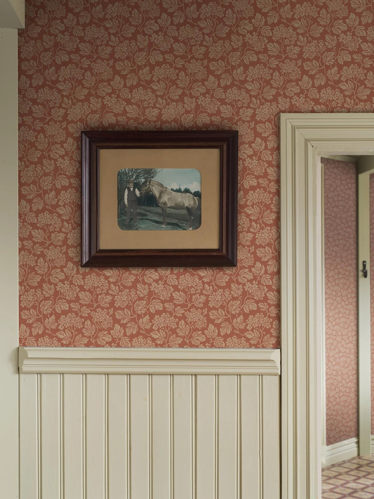 Vliesbehang van papier met plantaal patroon HAGTORN terracotta