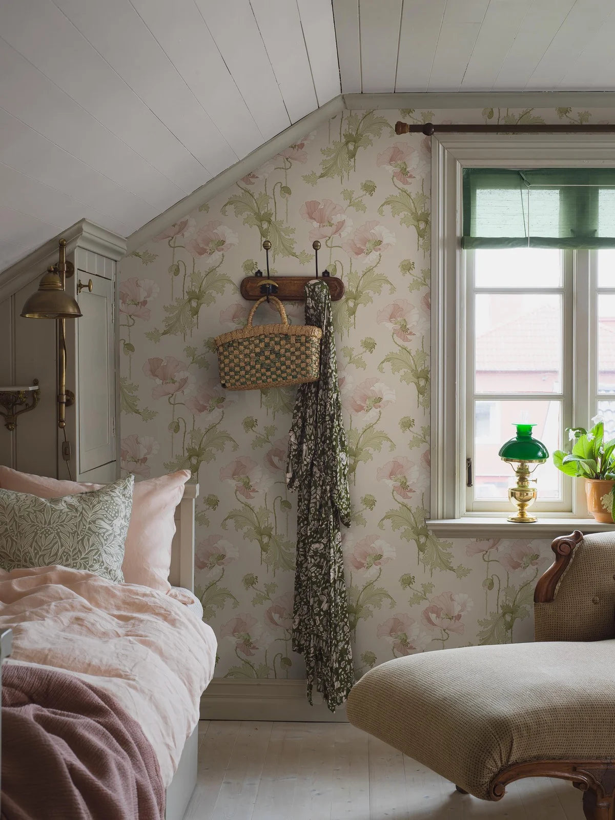 Vliesbehang met plantaal patroon VALLMO lichtbeige met roze