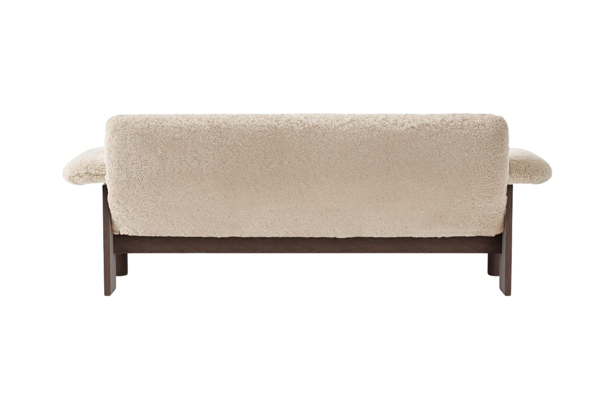 Sofa BRASILIA schapenleer met een donkere eiken basis