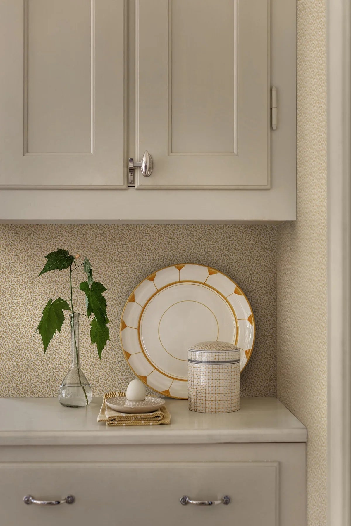 Behang met plantenmotief IDA geel met wit