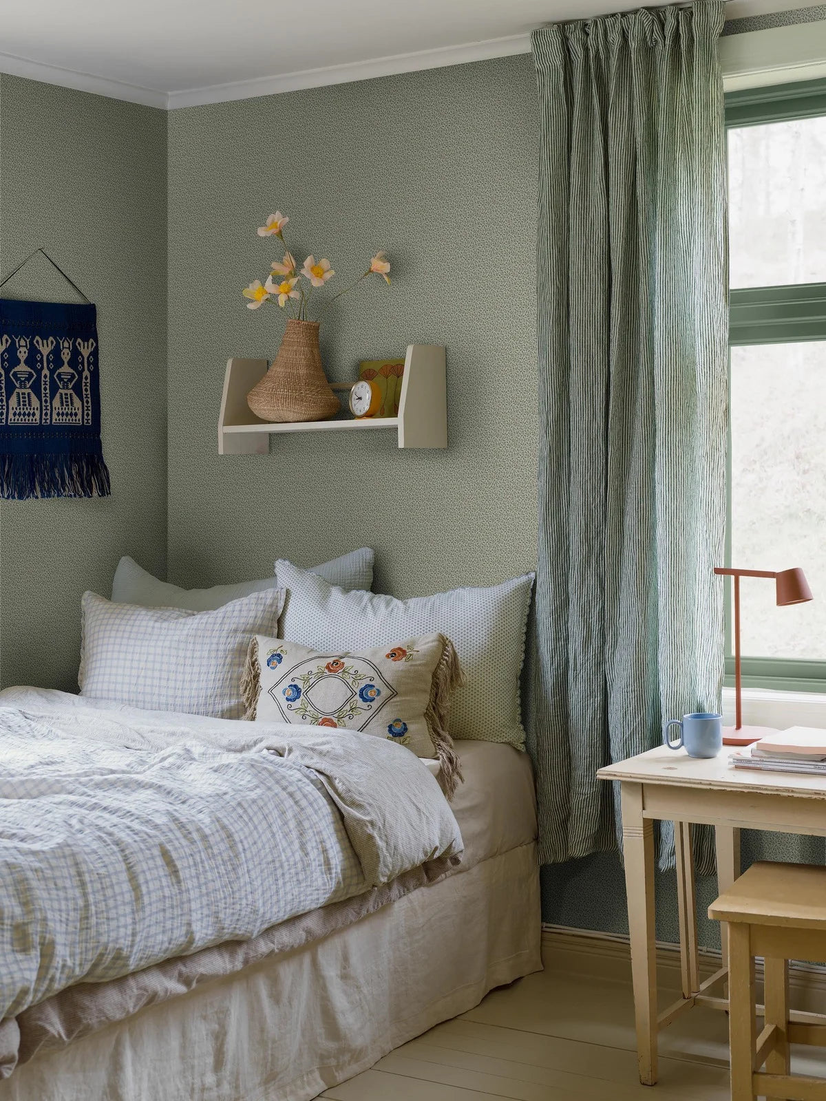 Groene IDA behang met plantenmotief en witte accenten