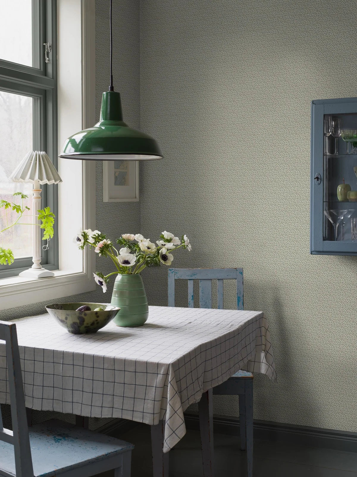Groene IDA behang met plantenmotief en witte accenten