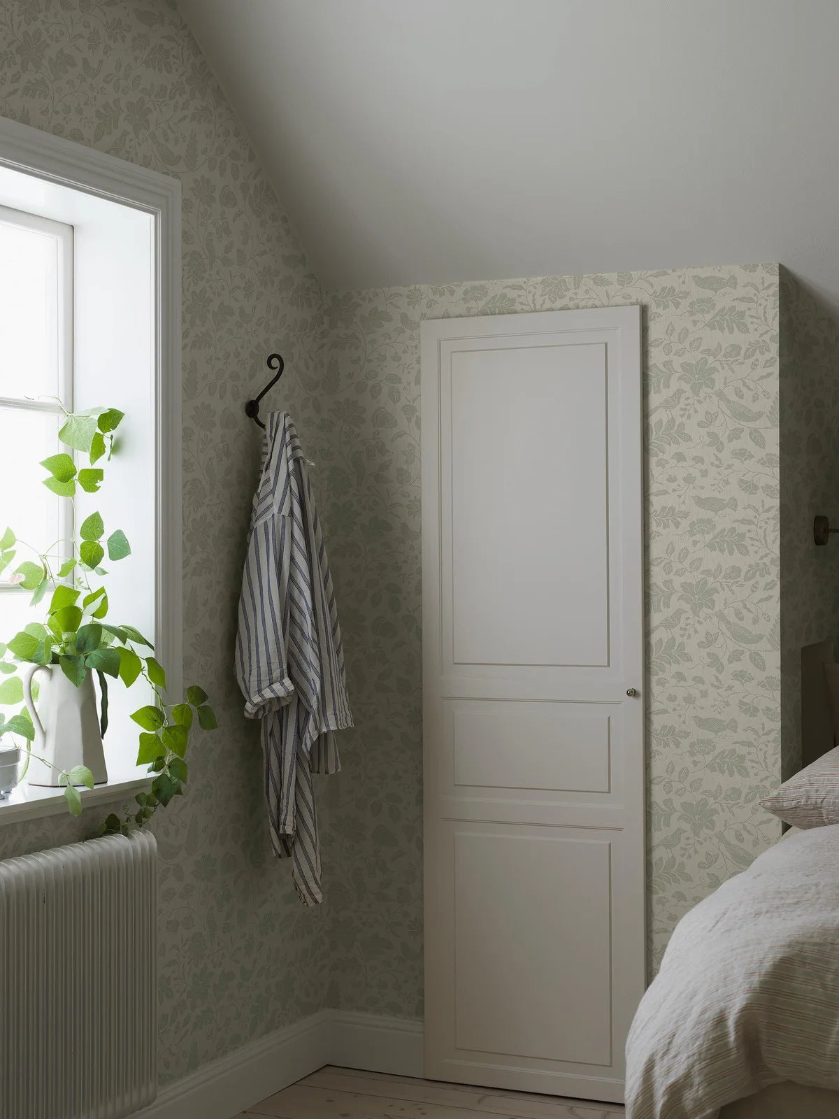 Tapete mit pflanzlichem und tierischem Motiv ISIDOR weiß mit grau