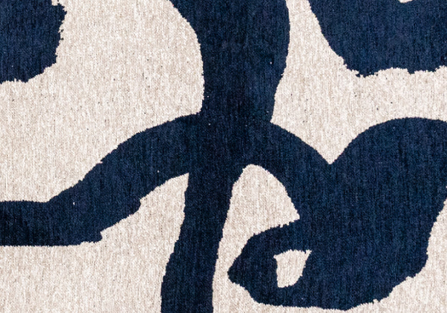 Witte ovale RIBBON tapijt met marineblauwe accenten