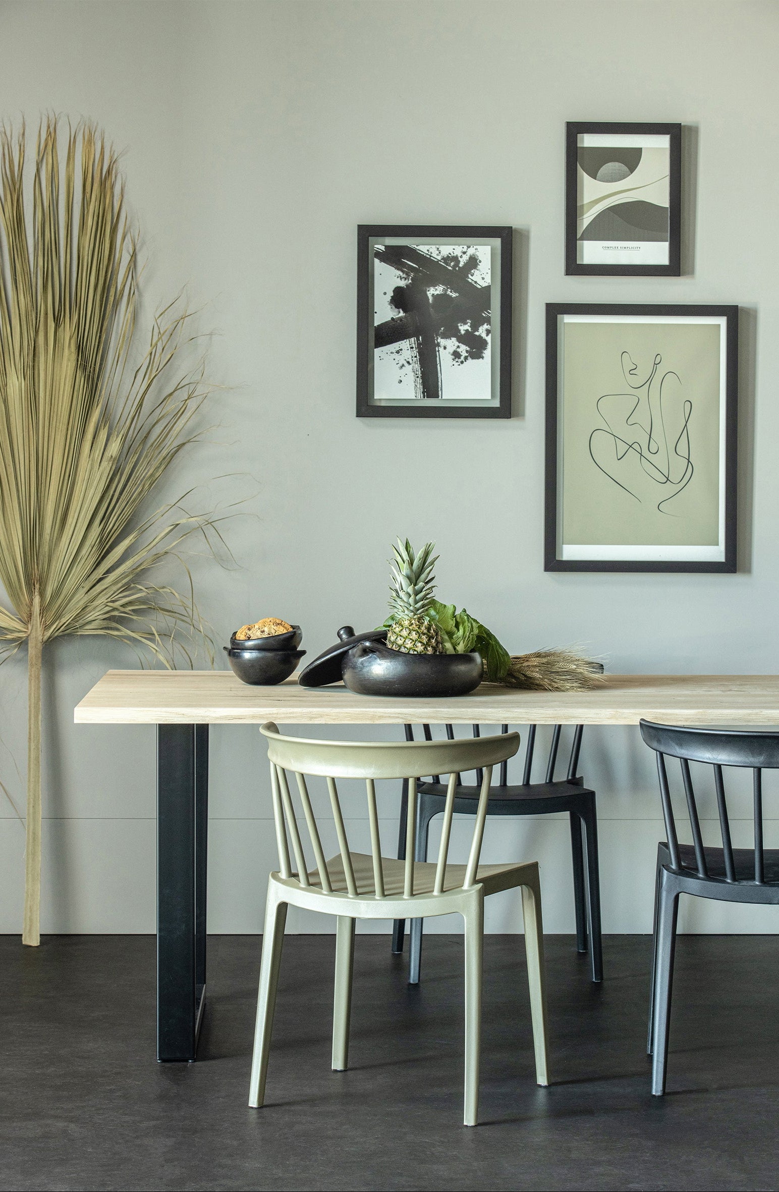 Tablo -Baumtisch mit einer schwarzen Basis in Form