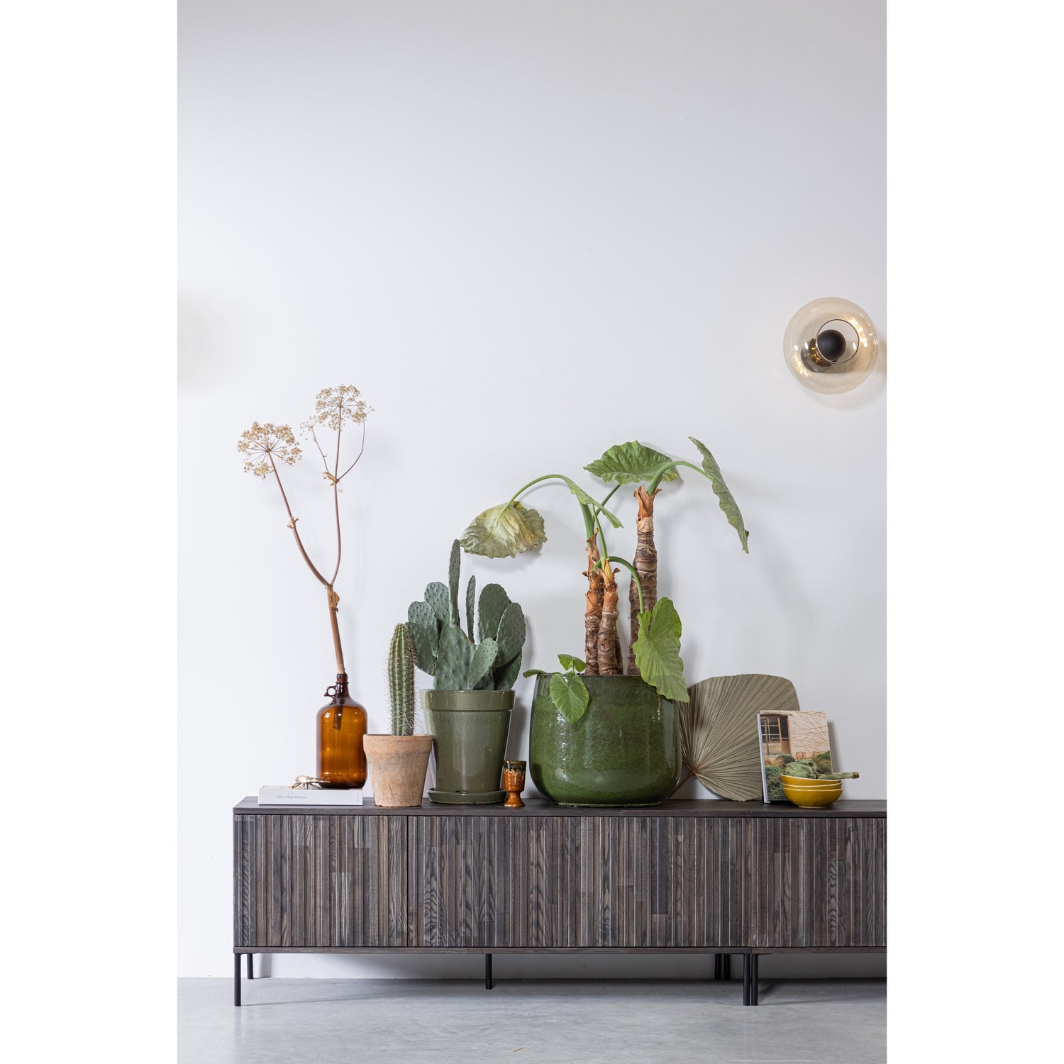 RTV-Sideboard NEW GRAVURE dunkelbraun Eschenfurnier