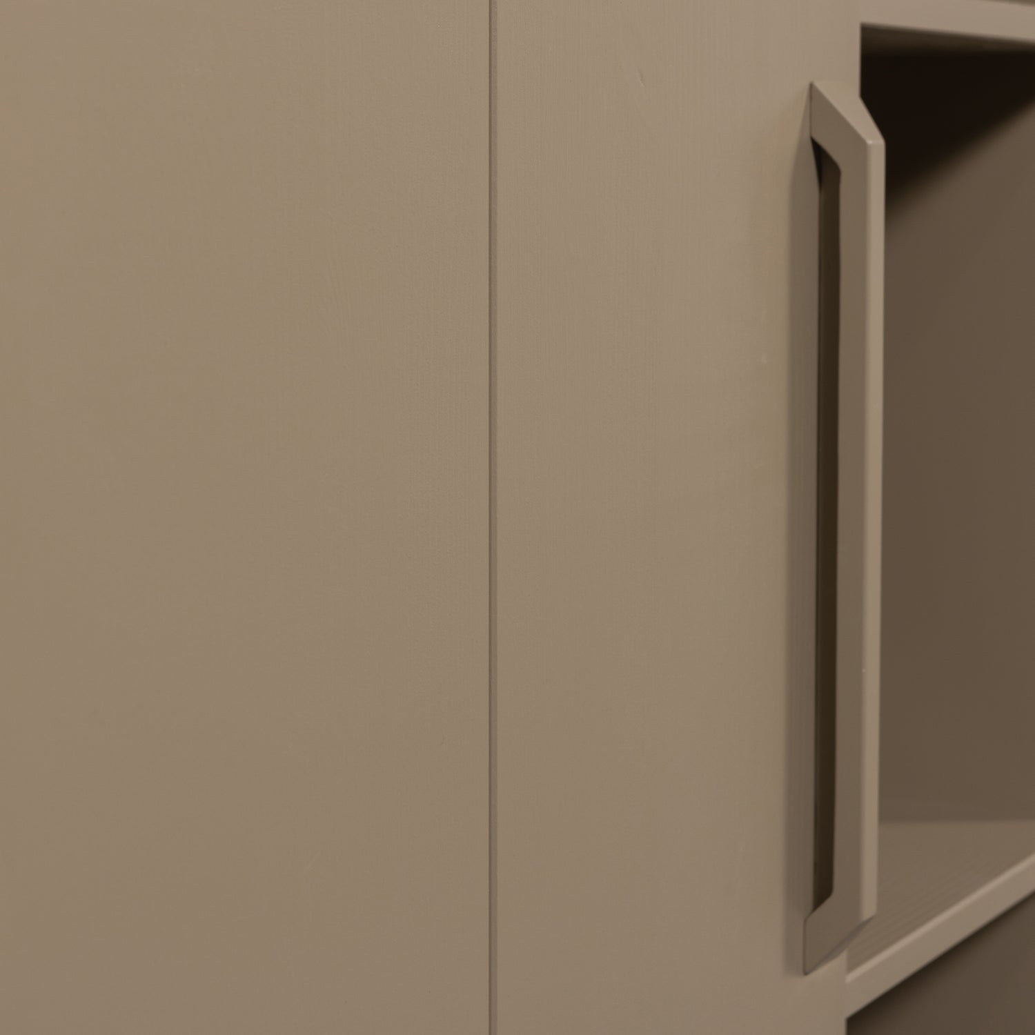 Kleiderschrank mit niedrigen Lowen -Regalen