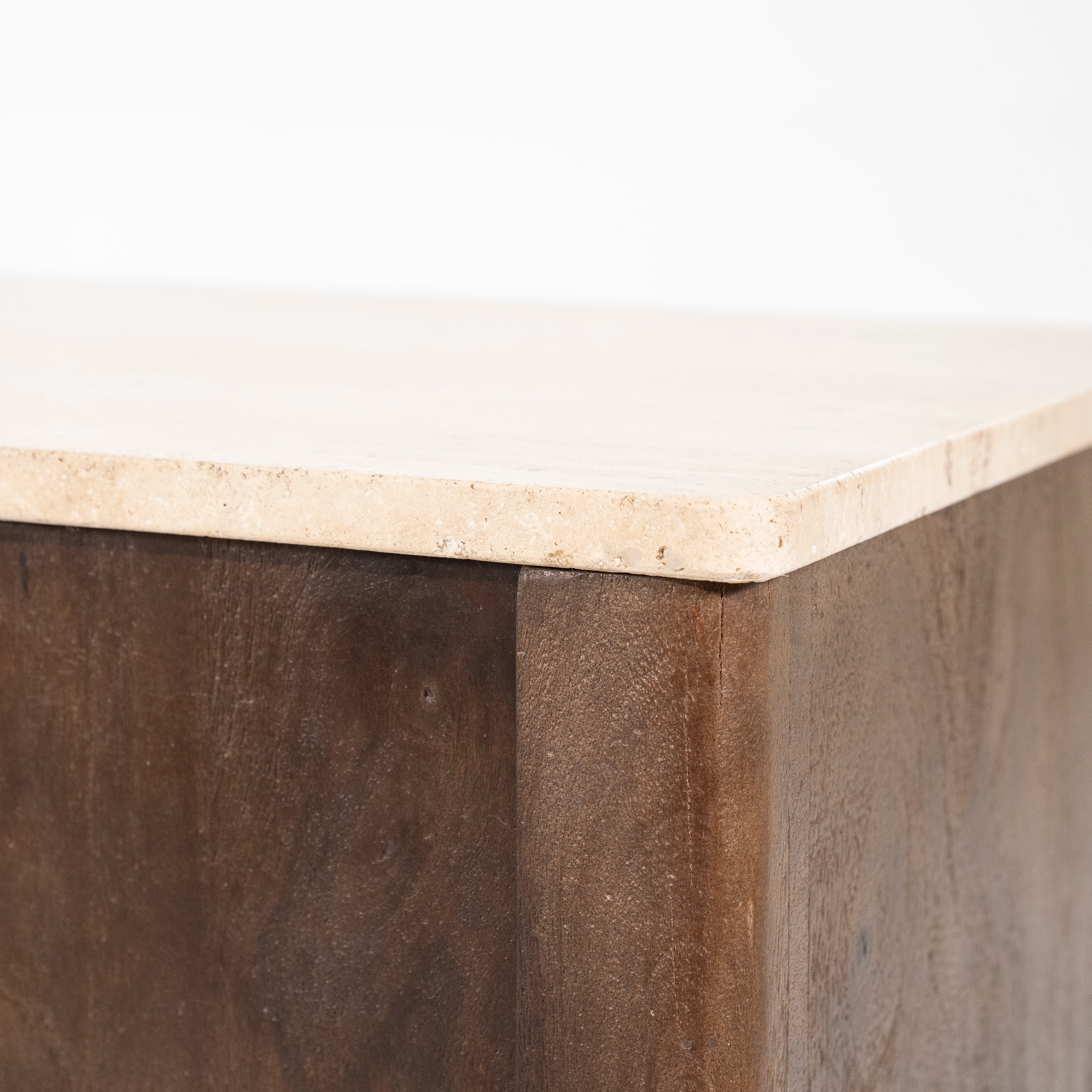 LIO commode van bruin mango-hout met travertijn