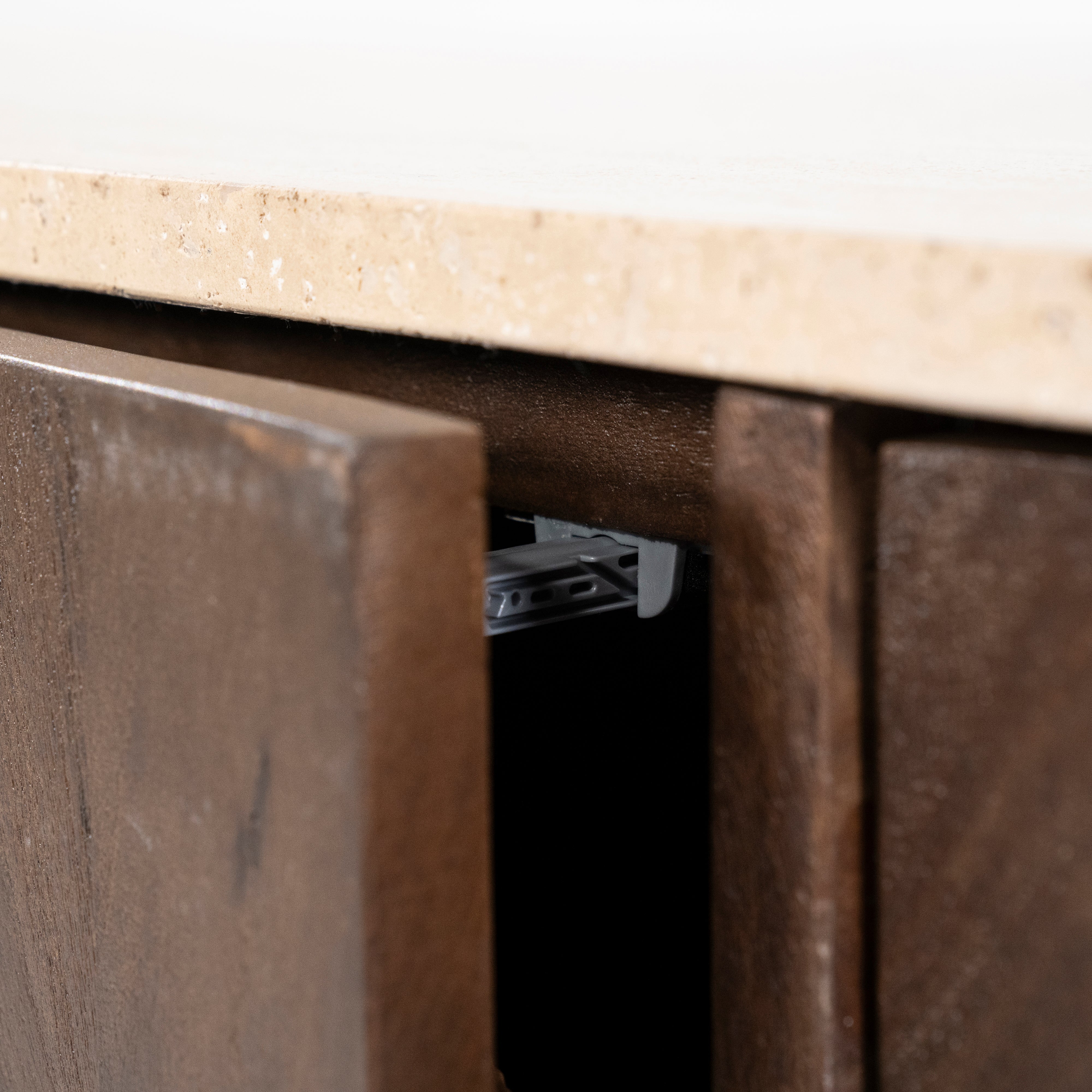 LIO commode van bruin mango-hout met travertijn