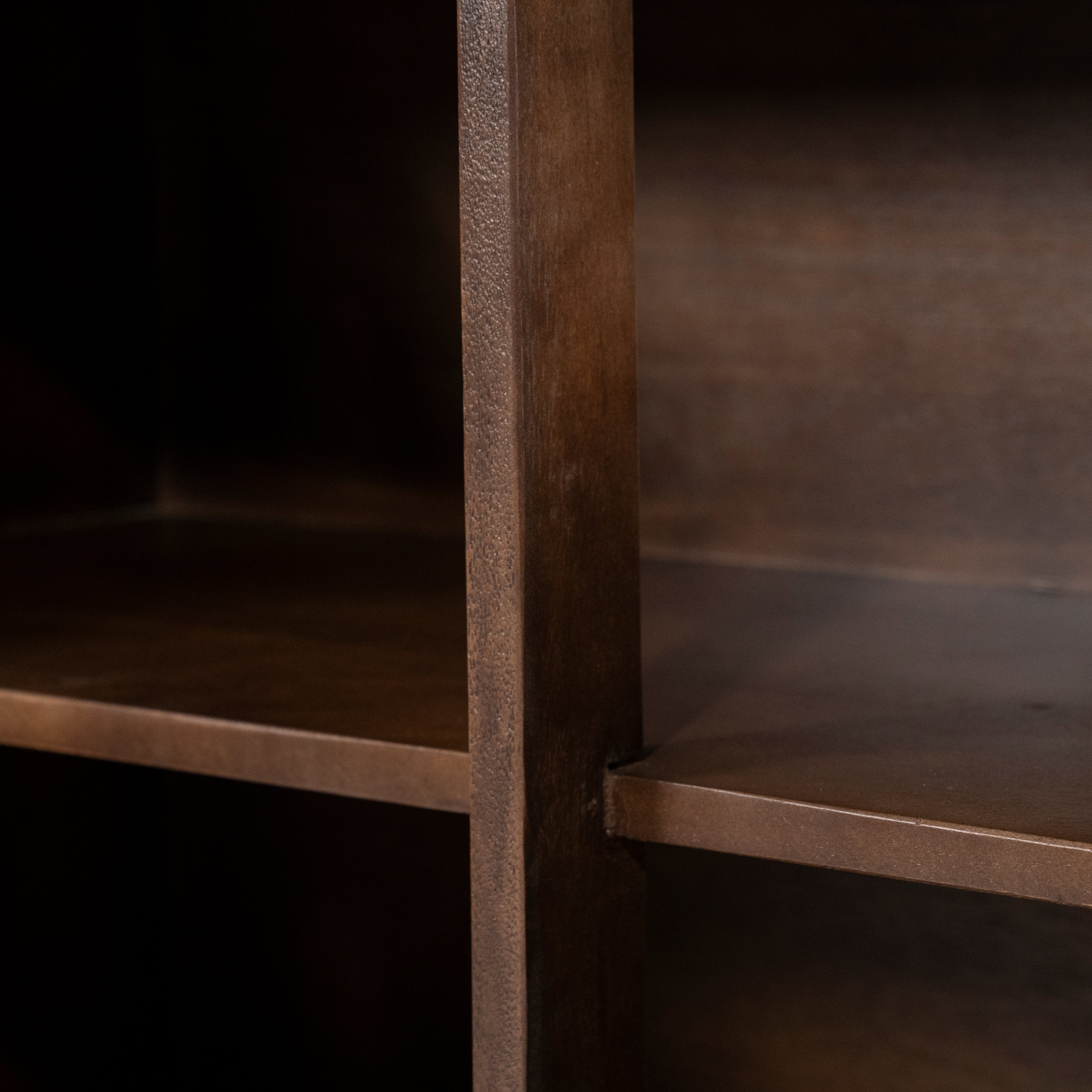 LIO commode van bruin mango-hout met travertijn