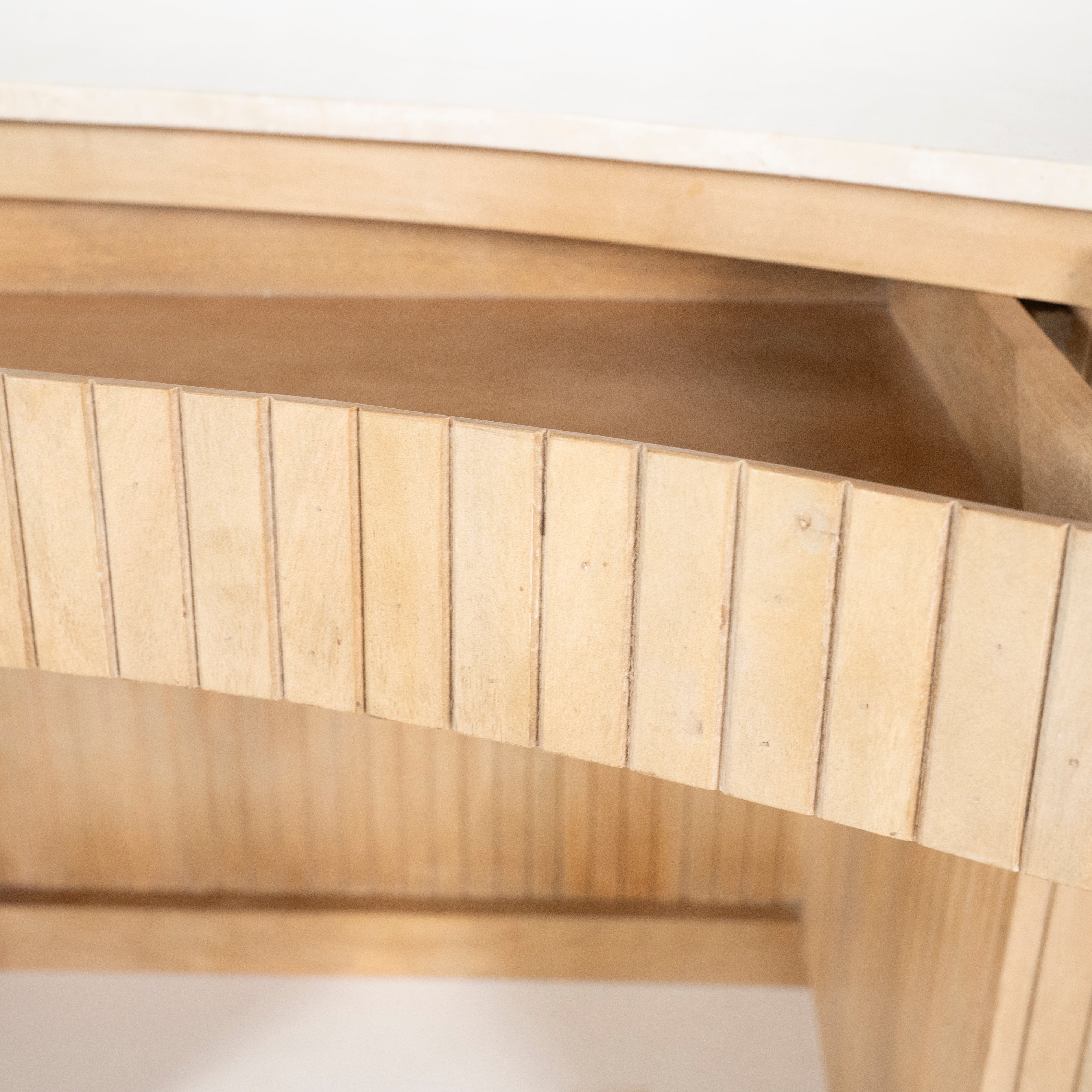 Bureau KIRA van mango-hout met een marmeren blad