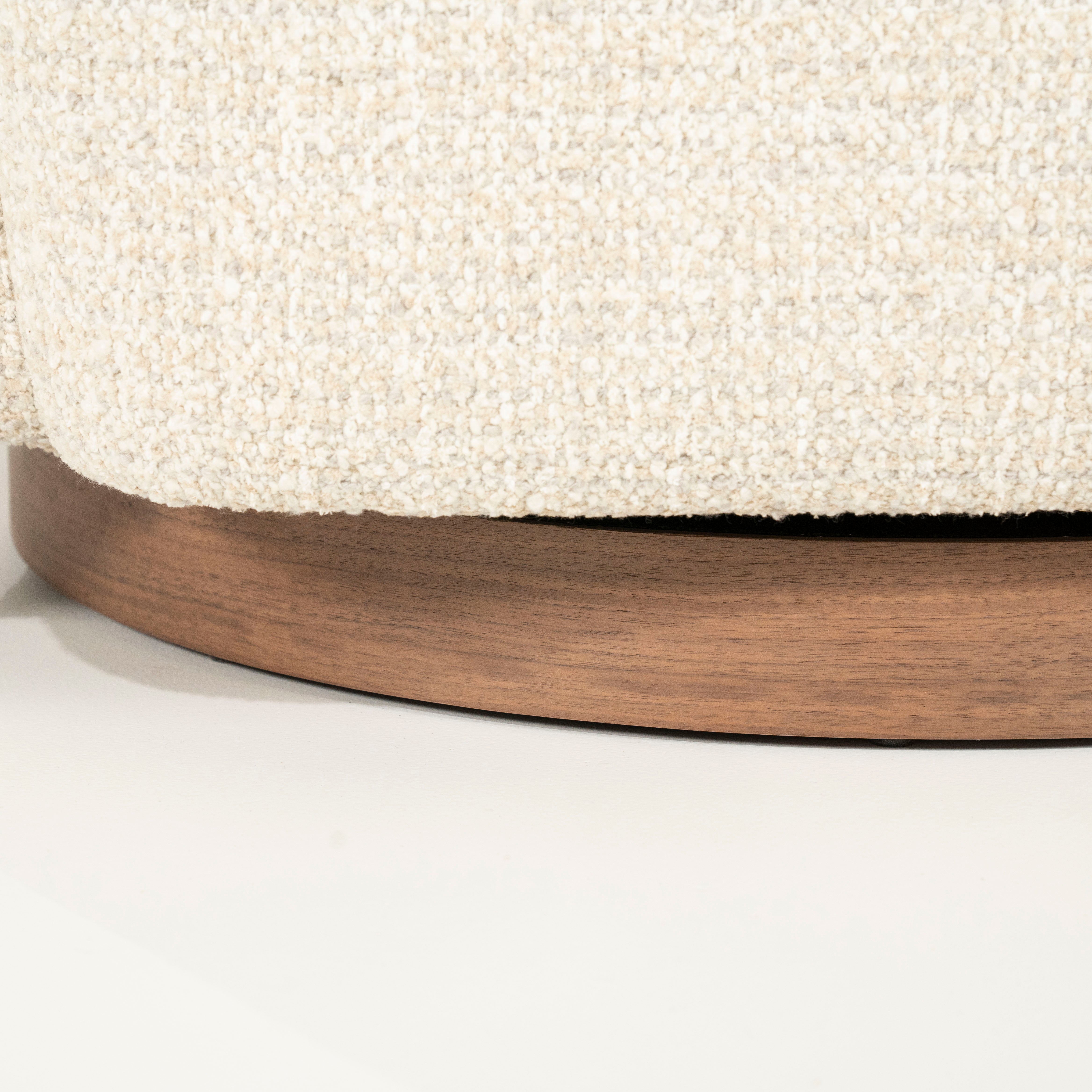 Draaistoel JORDAN lichtbeige met houten basis