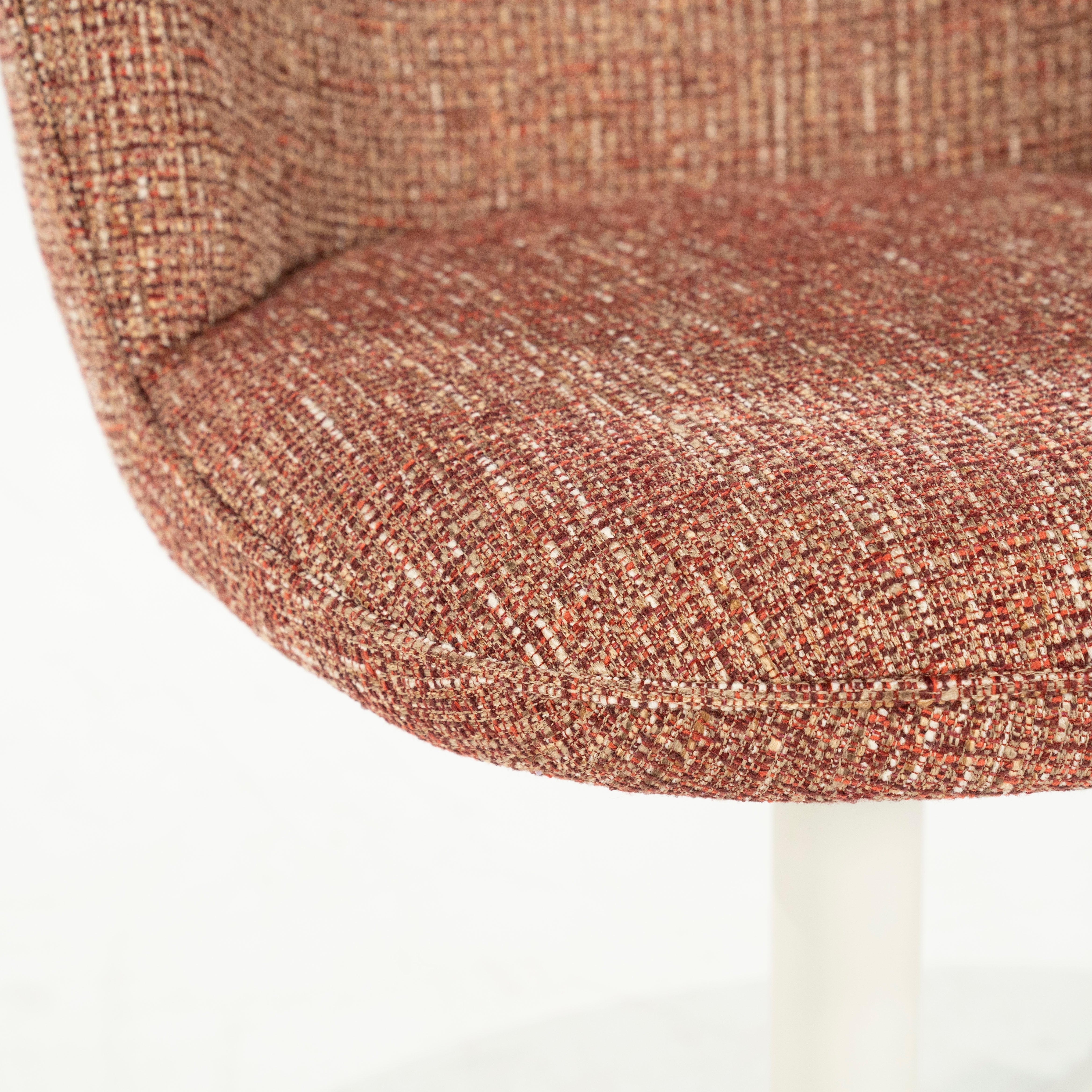 Draaistoel MOLLY terracotta met een crème basis