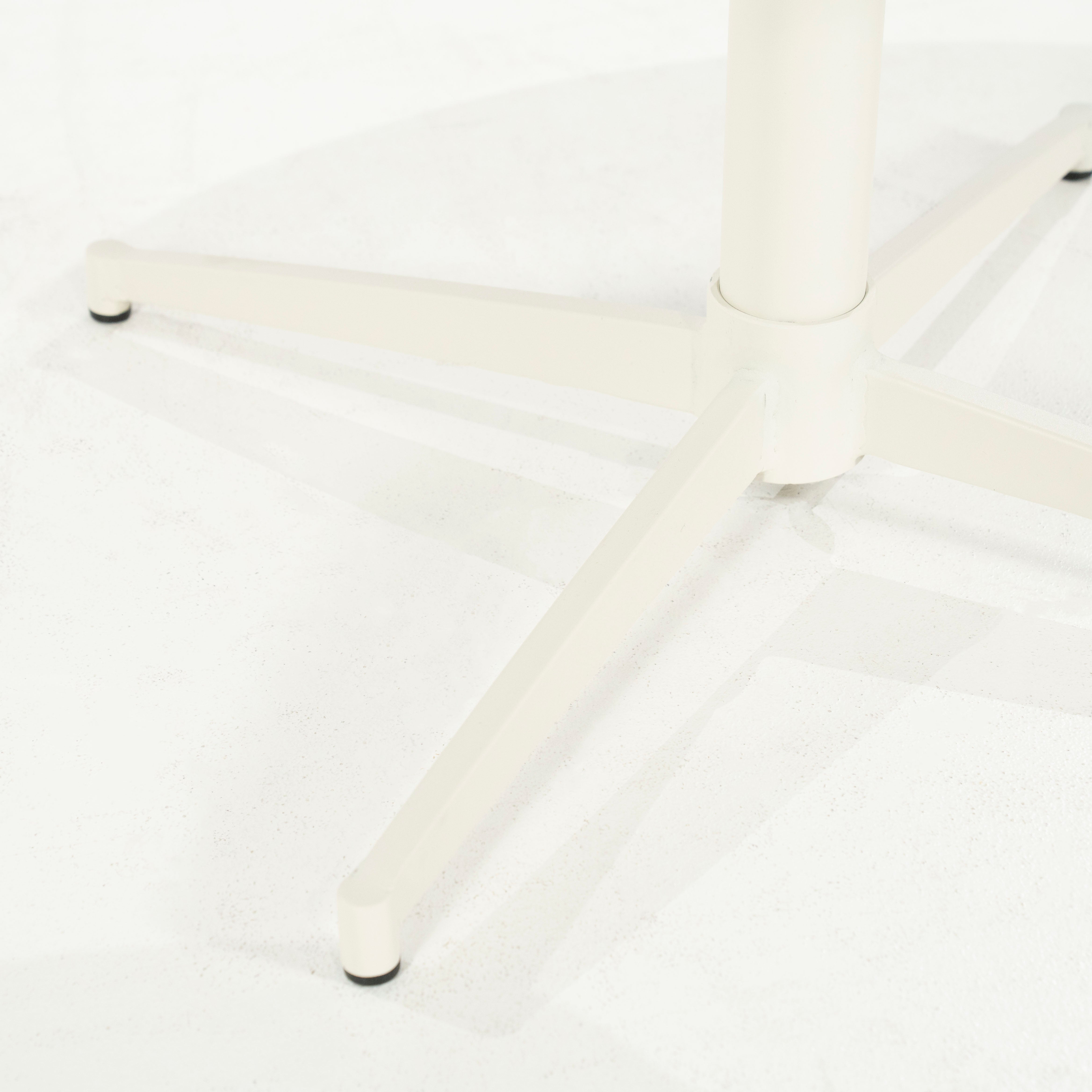 Draaistoel MOLLY terracotta met een crème basis