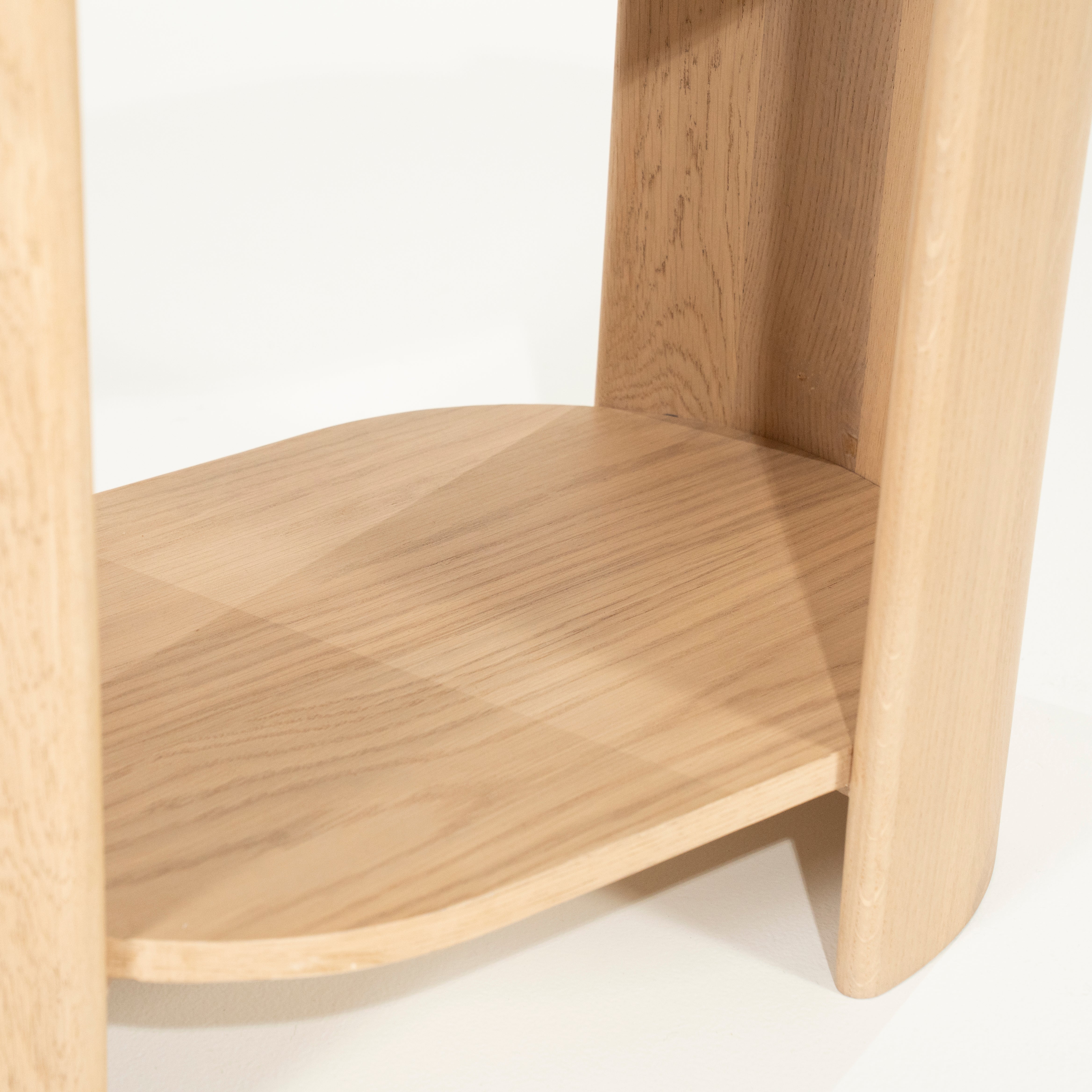 Zijtafel DON van eikenhout met een marmeren blad