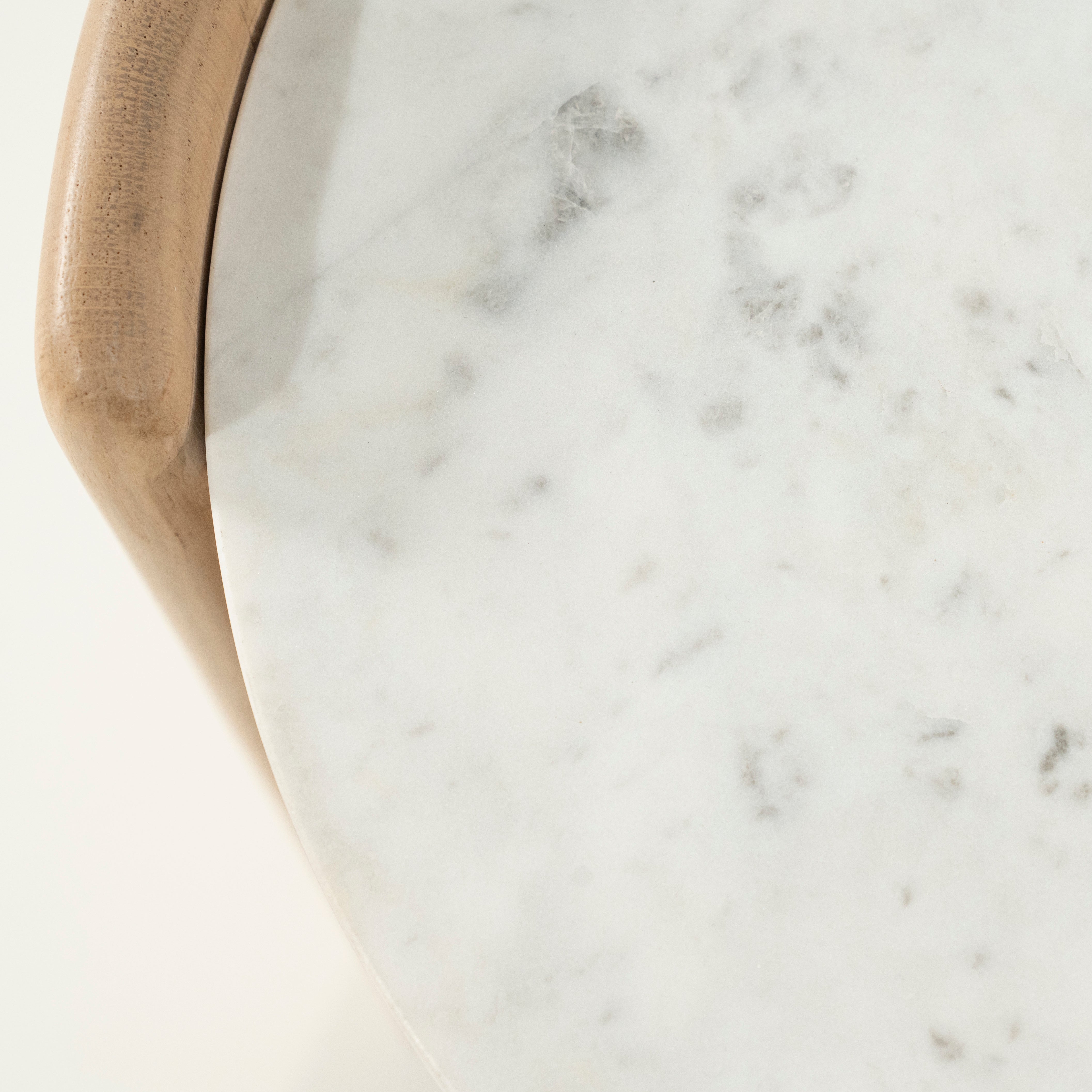 Zijtafel DON van eikenhout met een marmeren blad