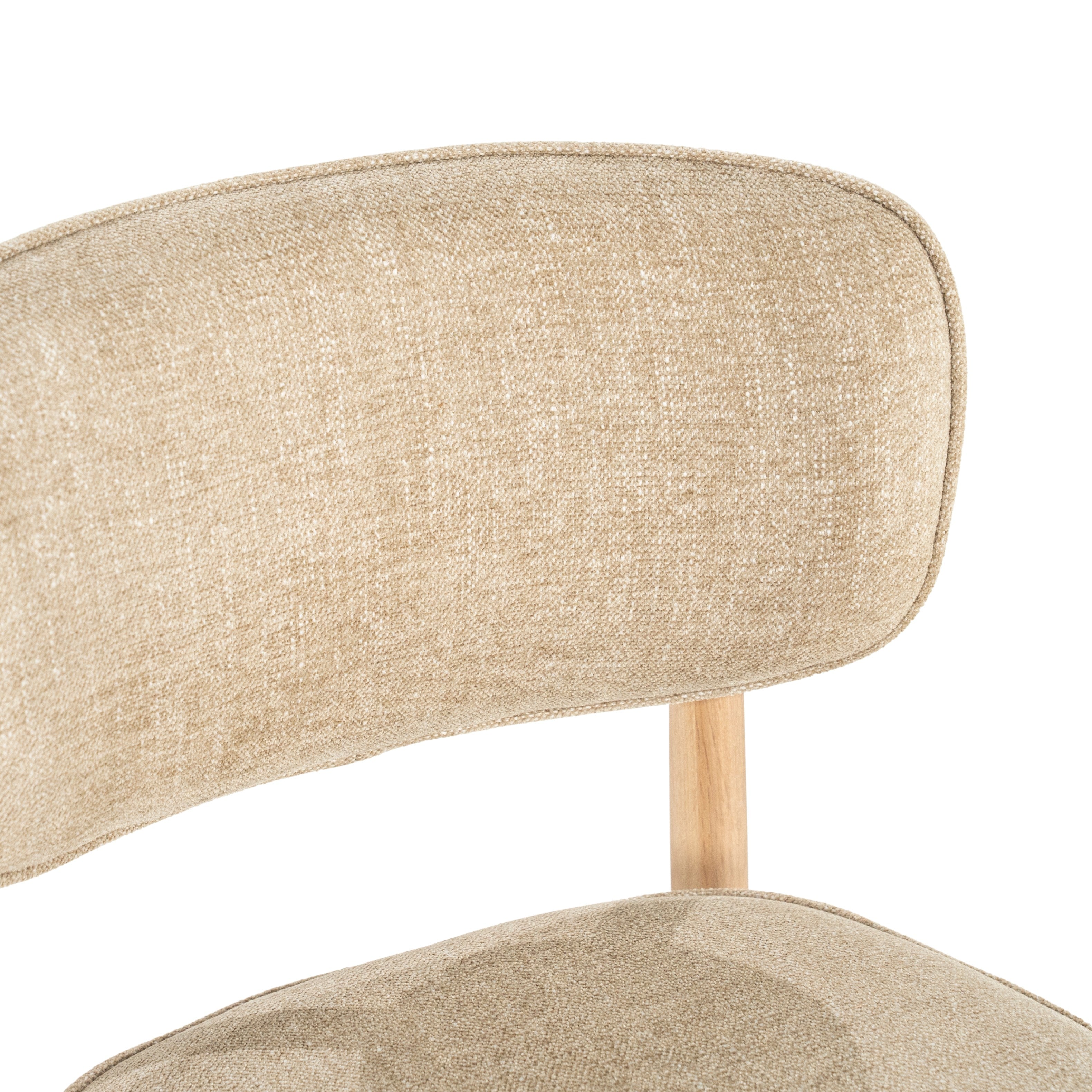 Beige RUNE stoel met een lichte eiken basis