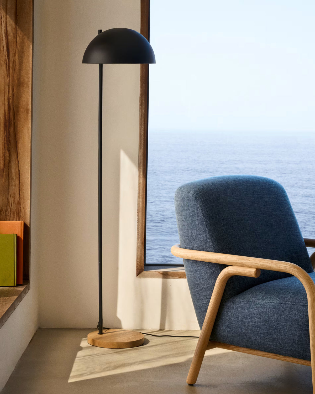 Vloerlamp CATLAR groen met een voet van esdoornhout
