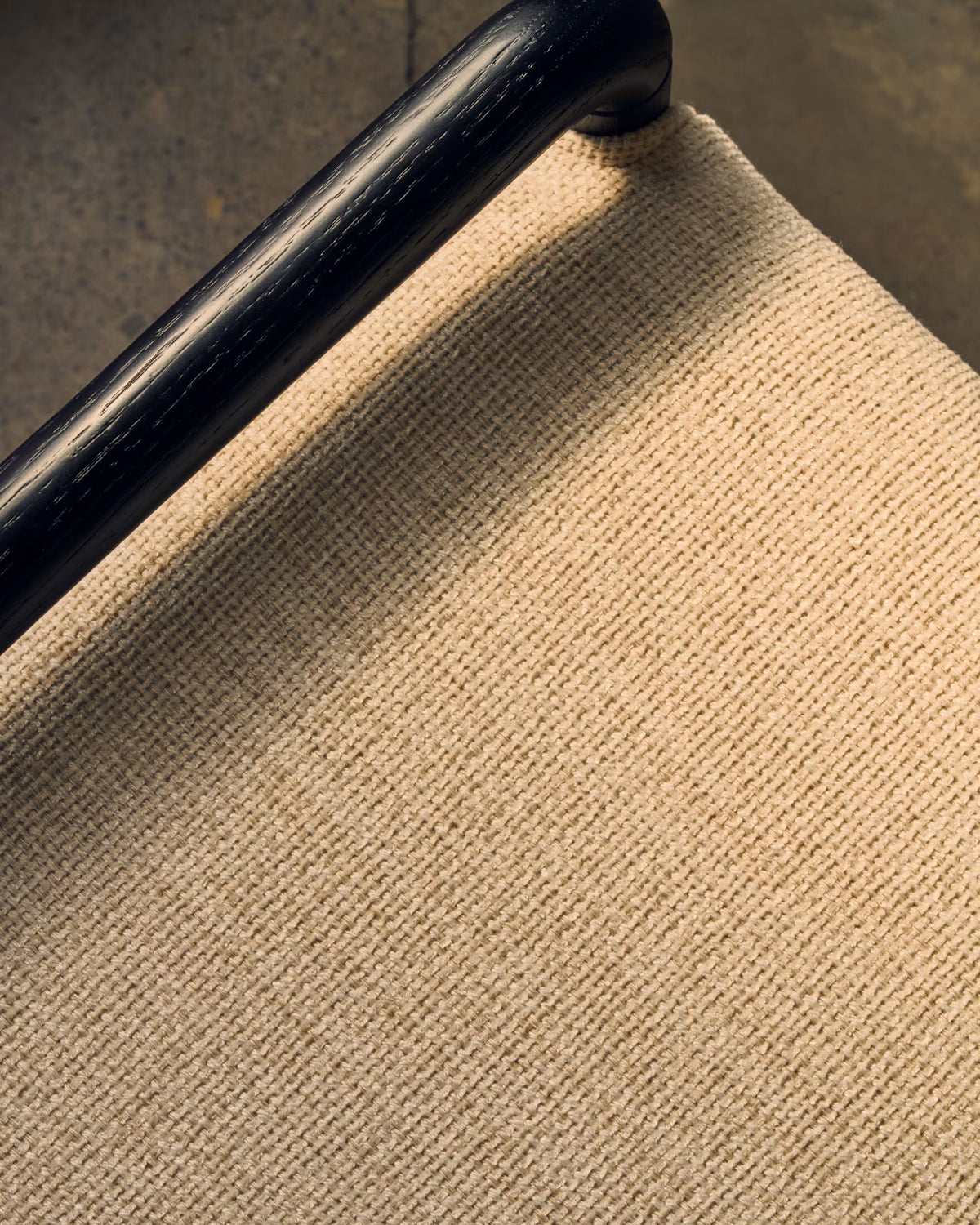 MACARET bank beige chenille met zwarte eiken basis