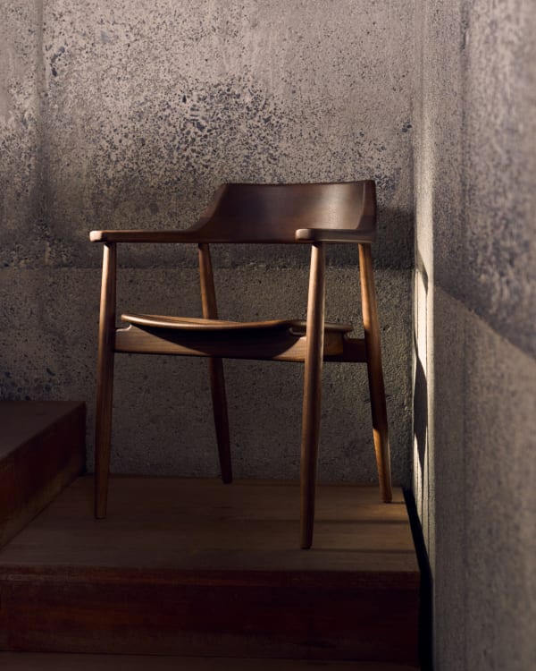 Krzesło FONDES lite drewno dębowe w kolorze orzechowym