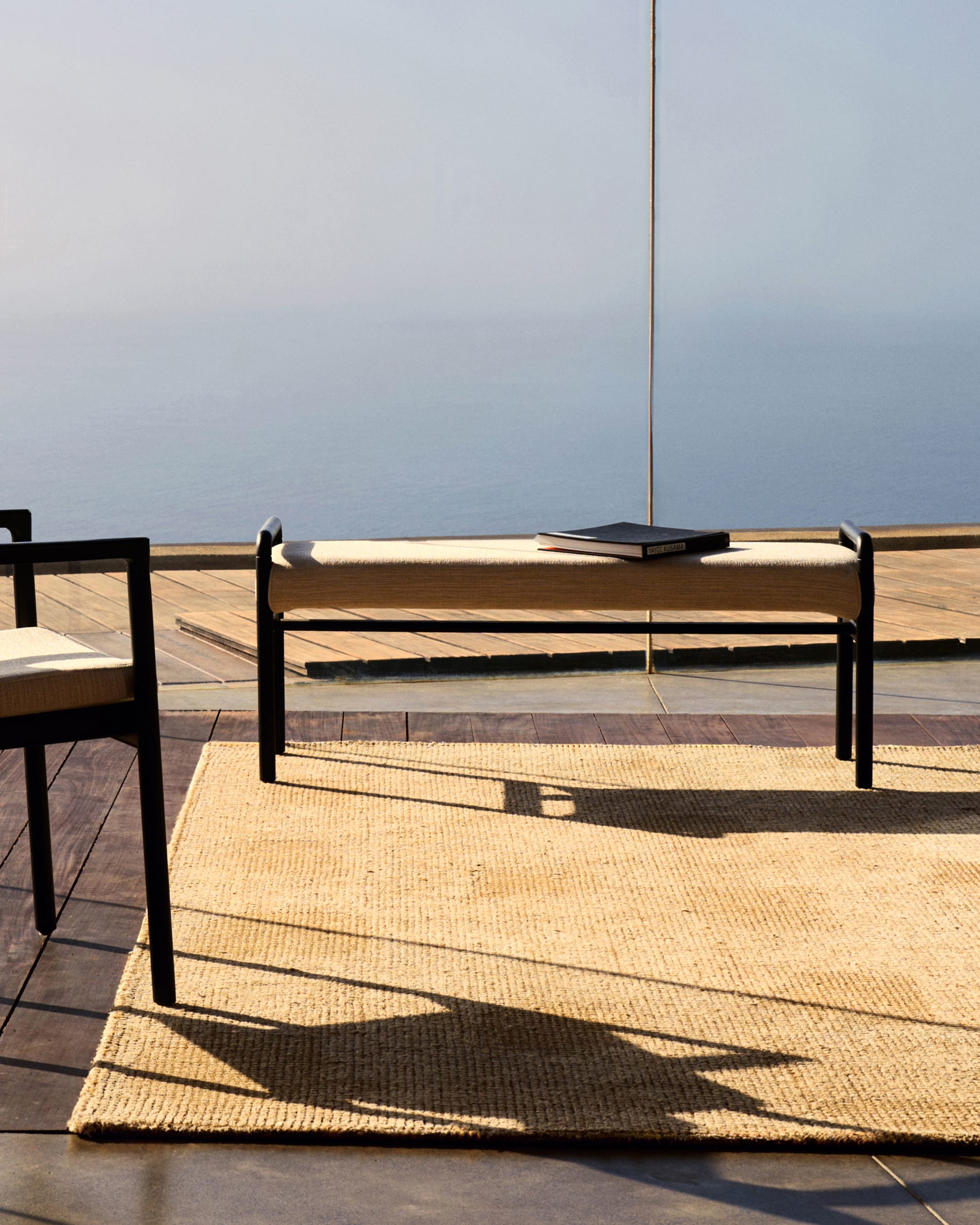 MACARET bank beige chenille met zwarte eiken basis