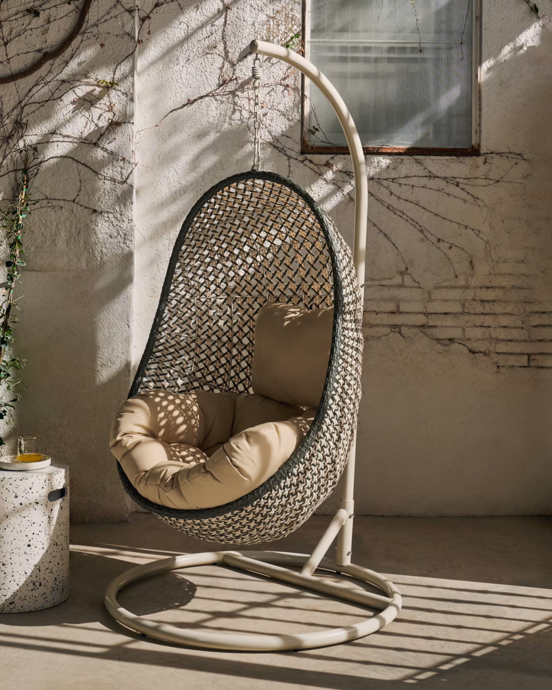 Fotel wiszący CIRA zielony rattan z jasnoszarą podstawą, marka Kave Home