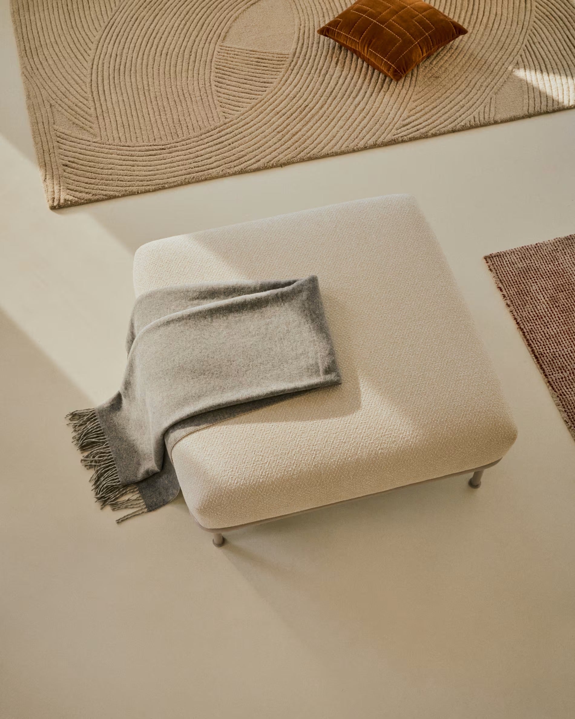 Voetensteun AURUM ecru chenille met beige basis