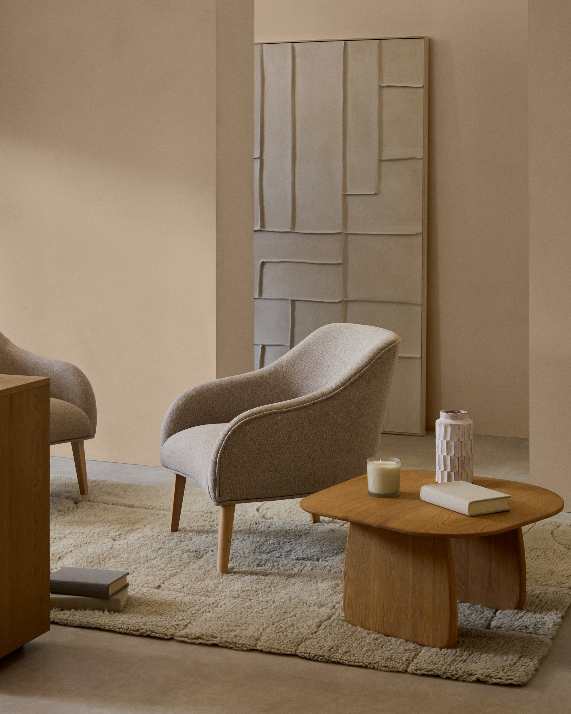 Beige BOBLY fauteuil met houten basis