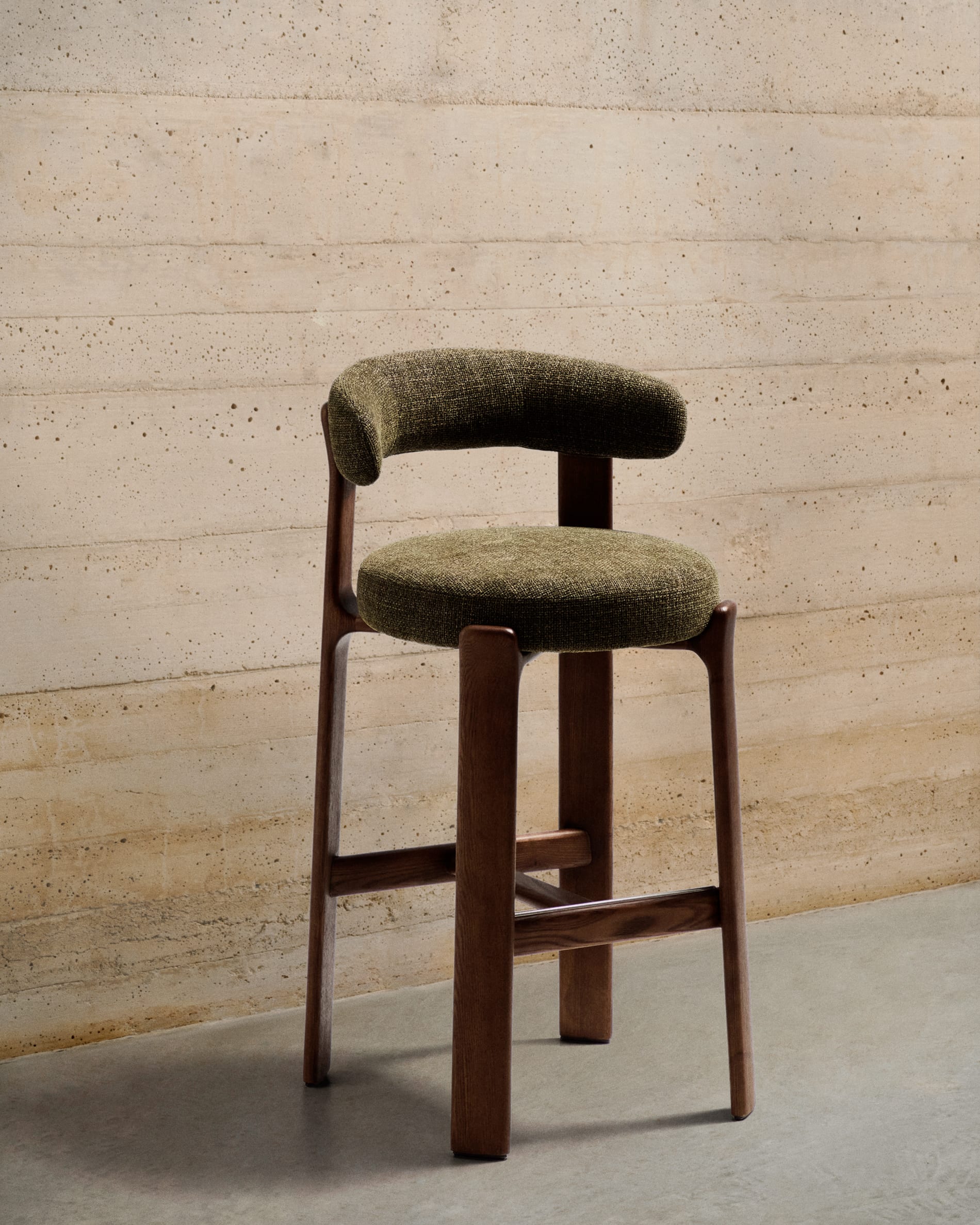 GRANITE grüner Chenille-Hocker mit dunklem Eschenholzgestell