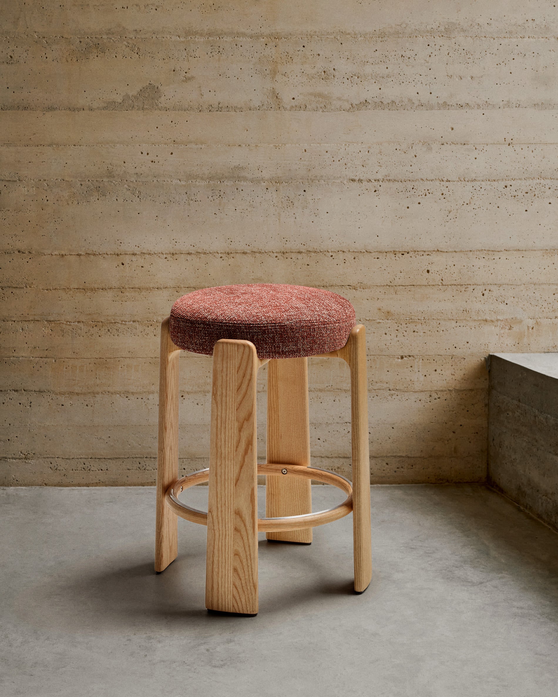 Barkruk GRANITE bruin-rood chenille met essen basis
