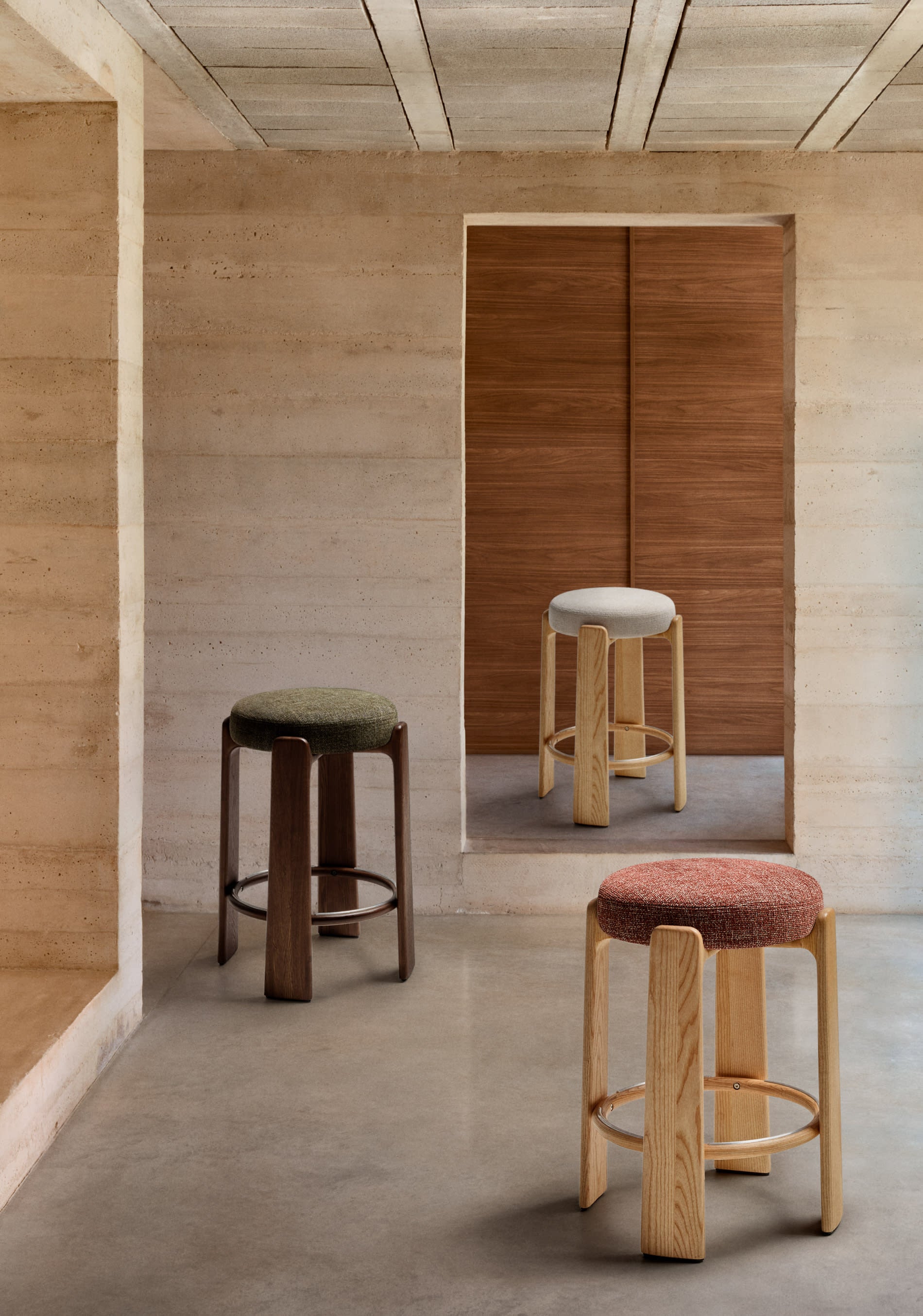 Barkruk GRANITE bruin-rood chenille met essen basis