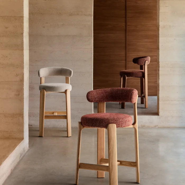 Hocker GRANITE rode chenille met een essen basis