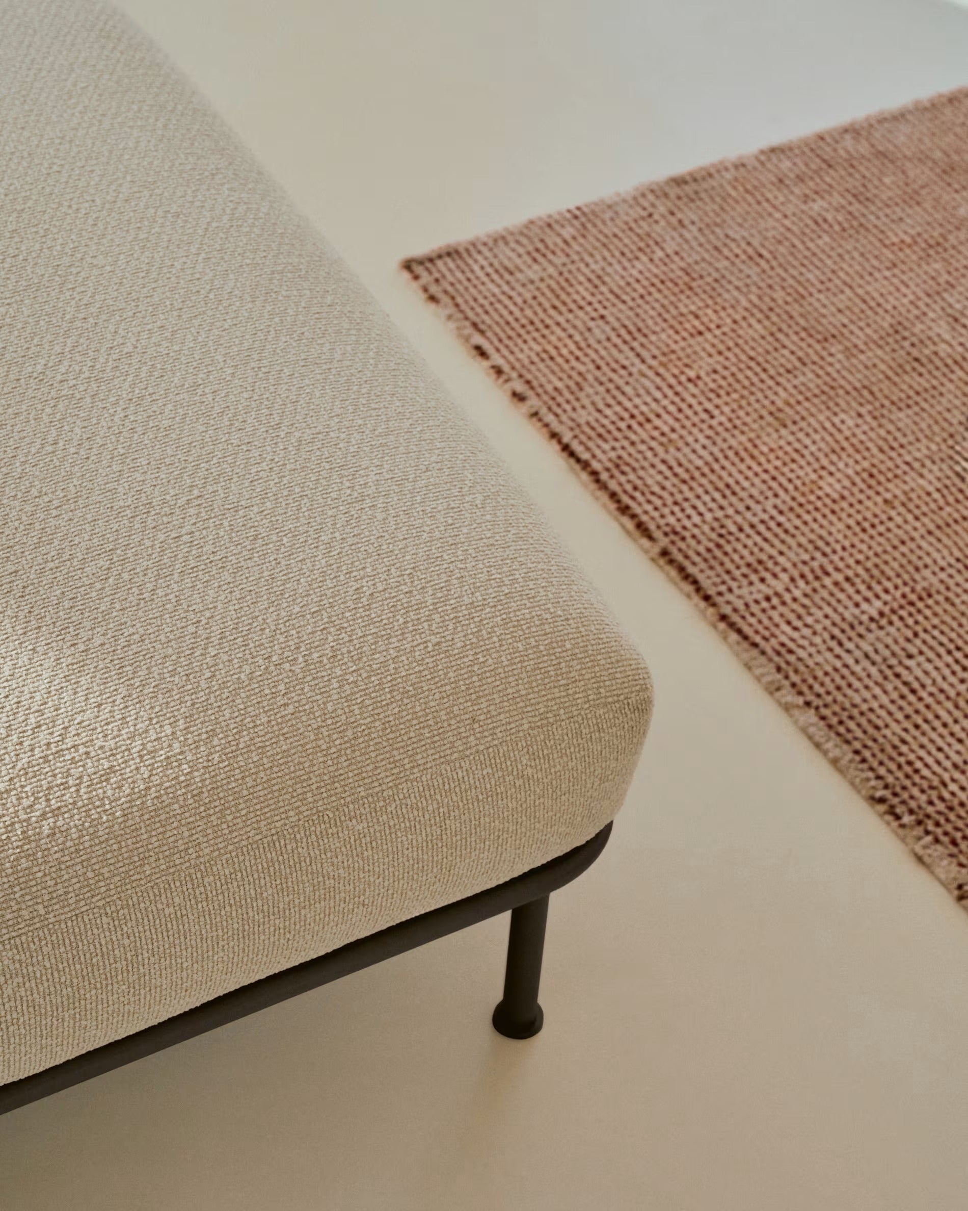 Voetensteun AURUM ecru chenille met donkergrijze basis