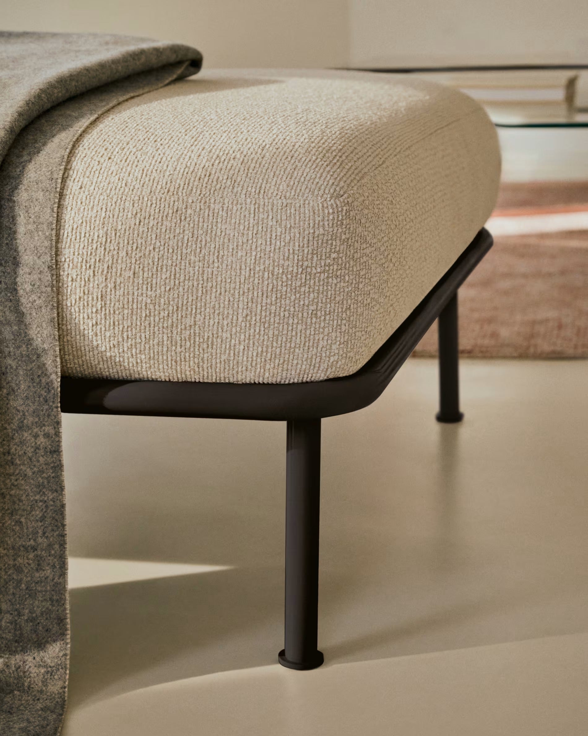 Voetensteun AURUM ecru chenille met donkergrijze basis