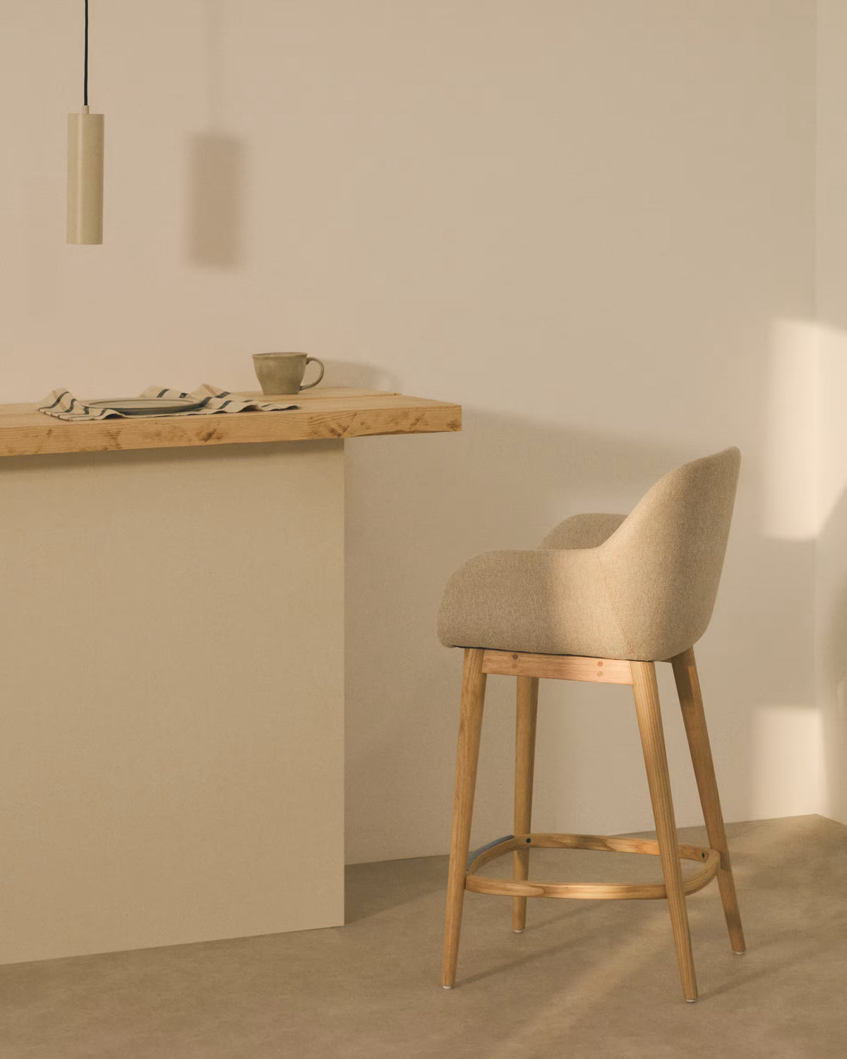 Barkruk KONNA beige met essen voetstuk