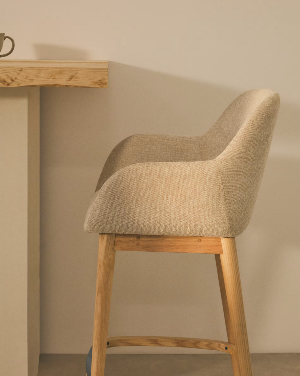 Barkruk KONNA beige met essen voetstuk