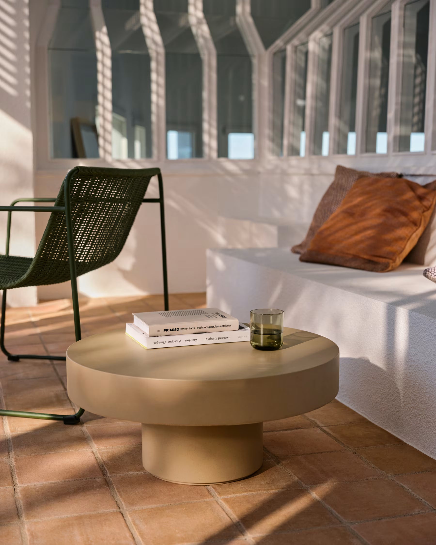 Beige cementen salontafel AIGUABLAVA