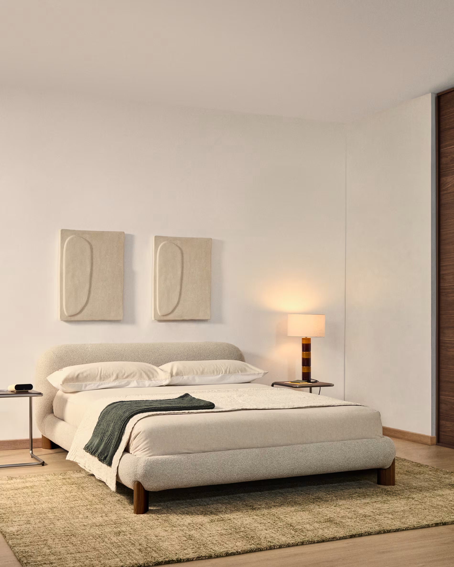 Bed ODINA ecru met een donkerbruine essen basis