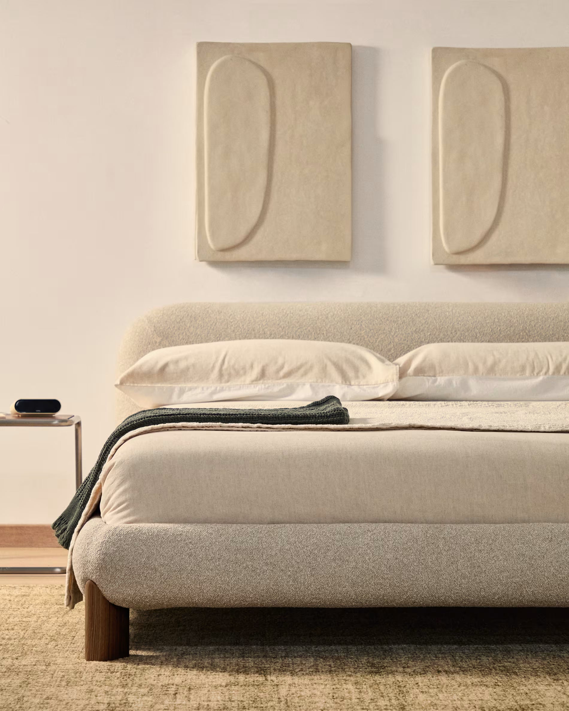 Bed ODINA ecru met een donkerbruine essen basis