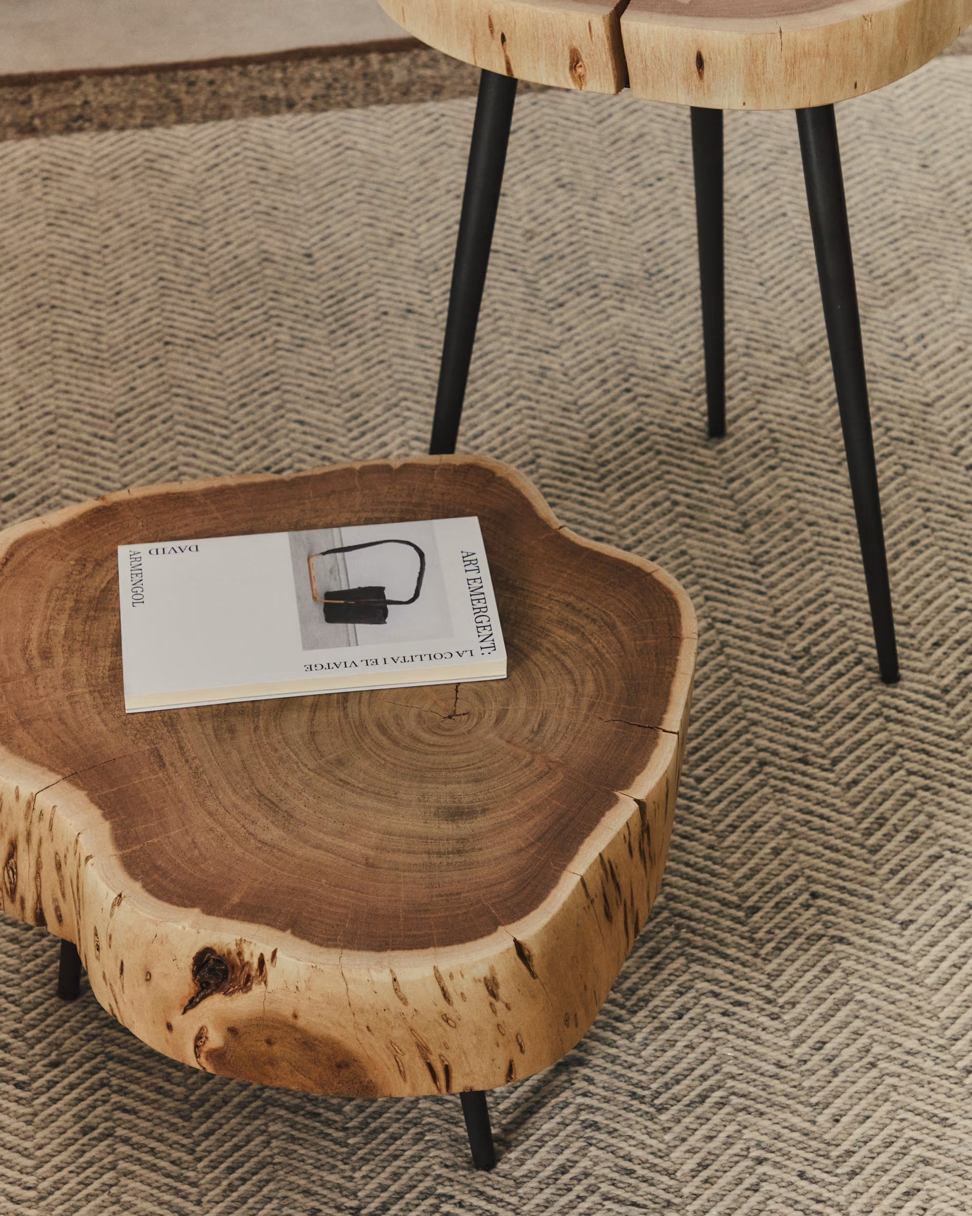TANIVE coffee table made of light acacia wood with a black base