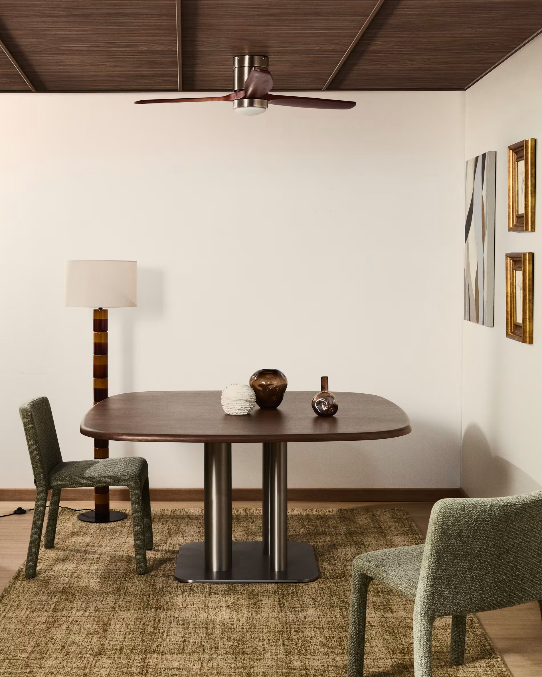 Stół kwadratowy MELVAR fornir orzechowy ze stalową podstawą