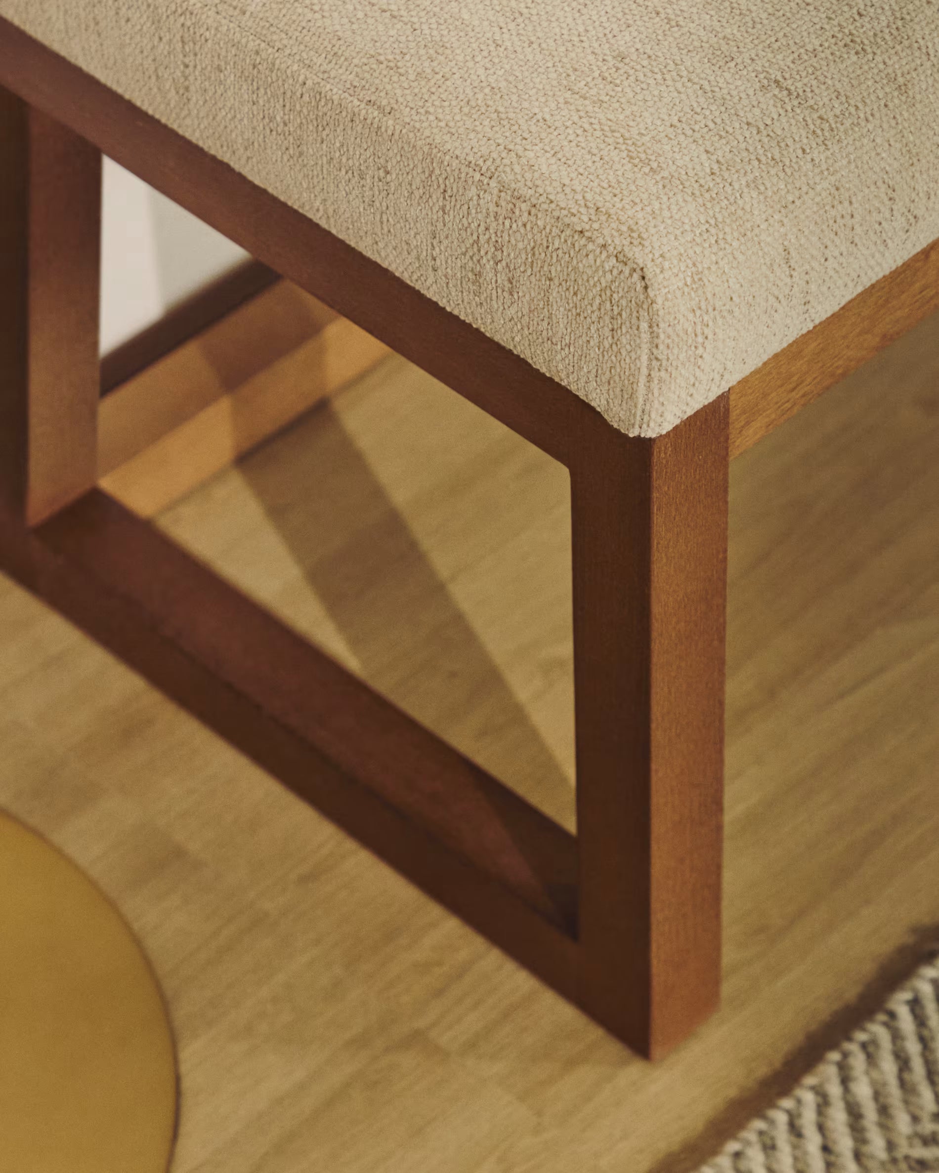 Bank LOYA beige chenille met een donkerbruine beuken basis