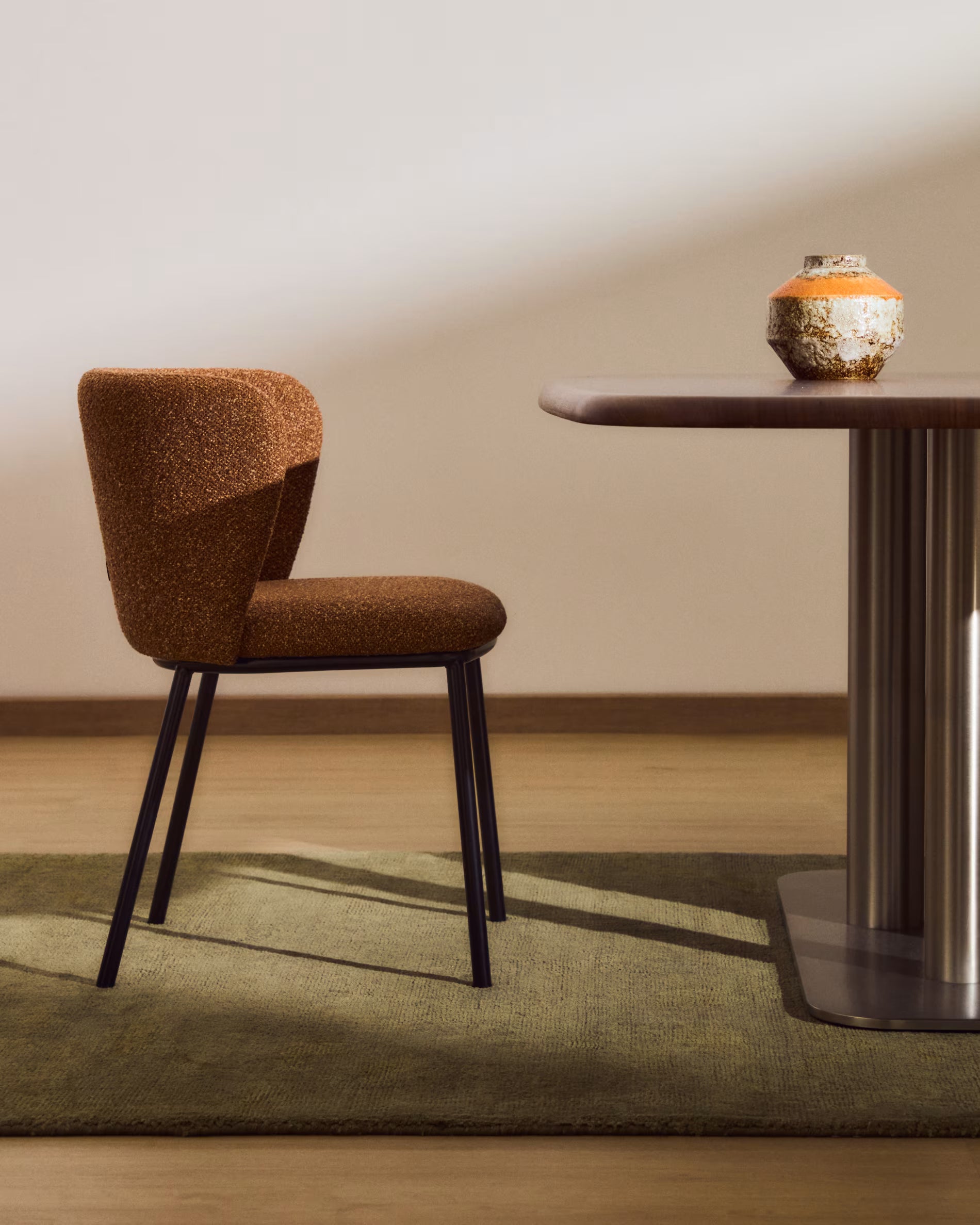 Stoel CISELIA baksteen chenille met zwarte basis