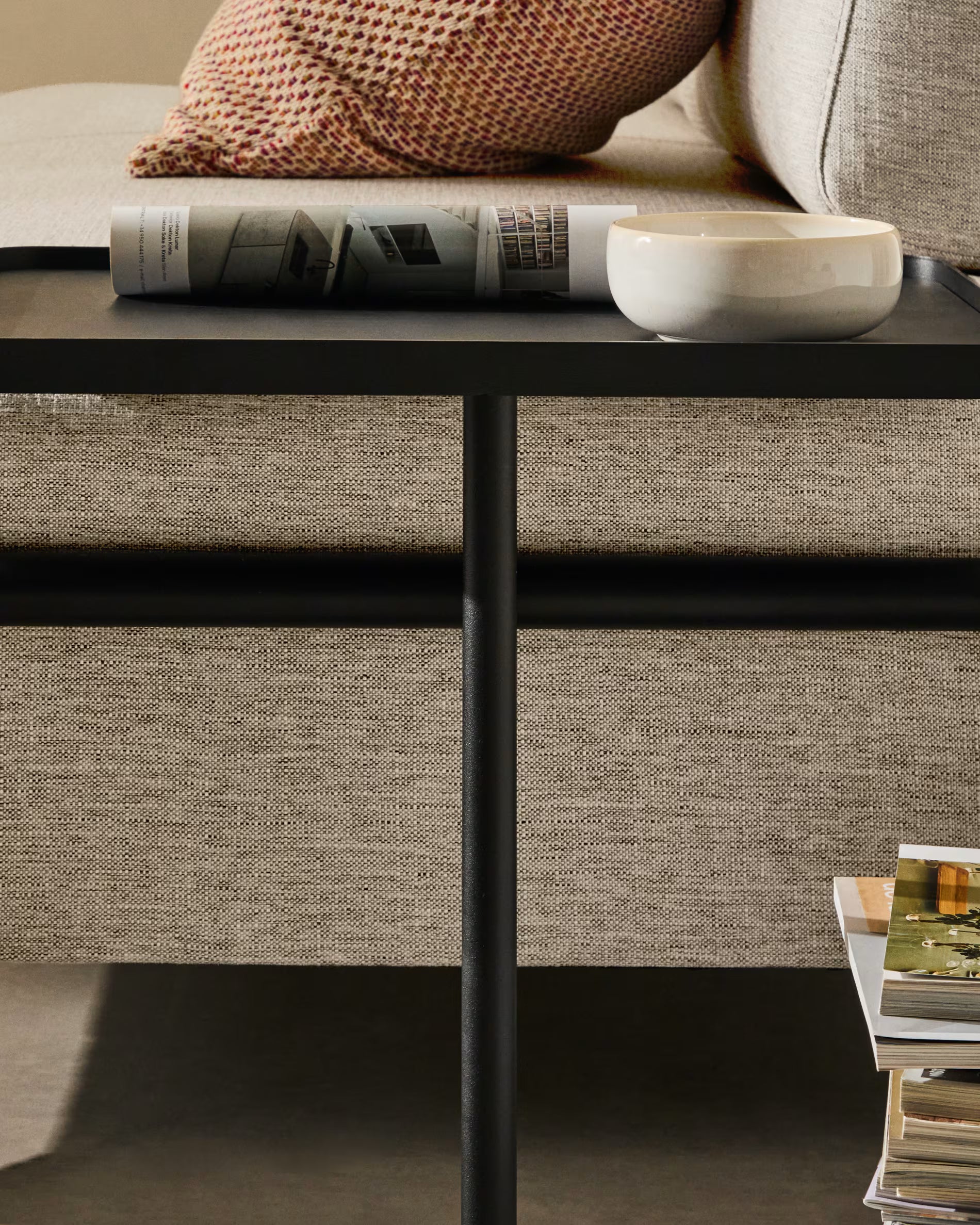 Sofa 2-zits links met plank COMPO grijsbeige met zwarte basis