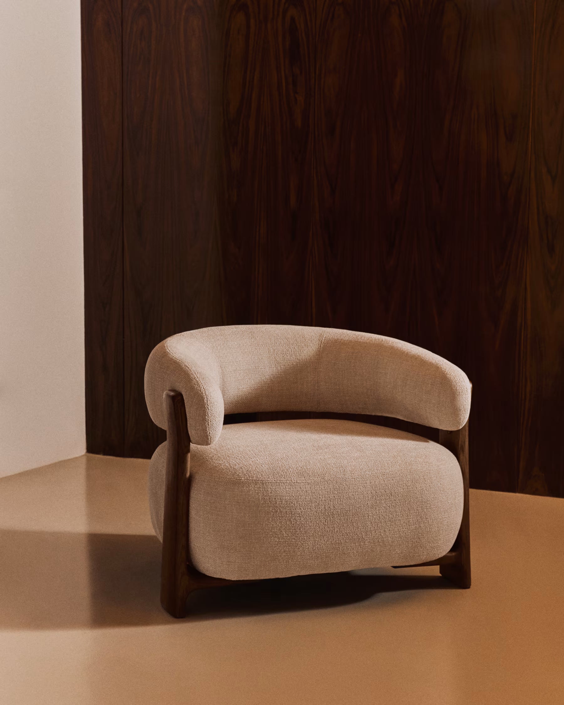 Fauteuil GRANITE beige chenille met een donkere essen basis