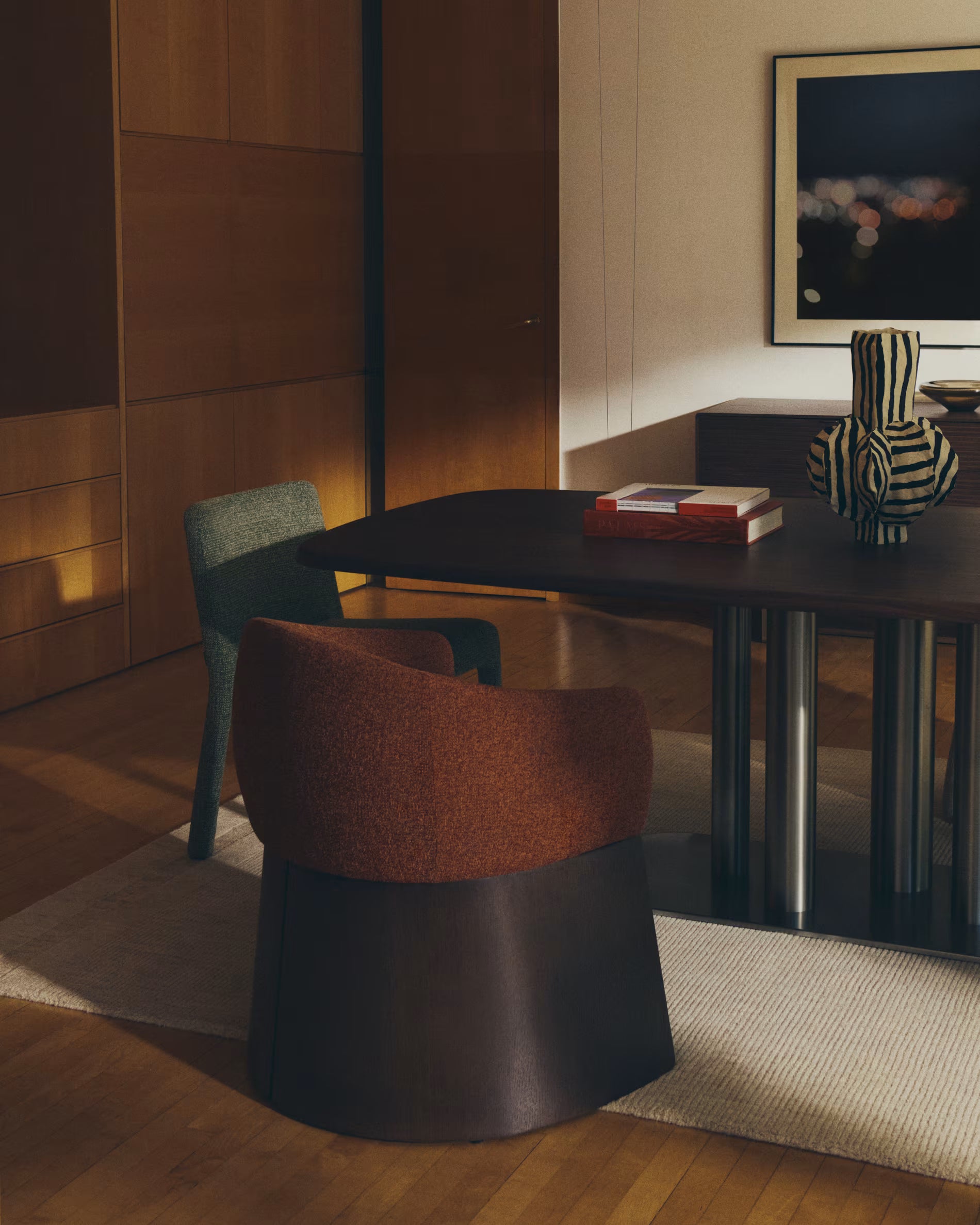 Stół MELVAR fornir orzechowy ze stalową podstawą