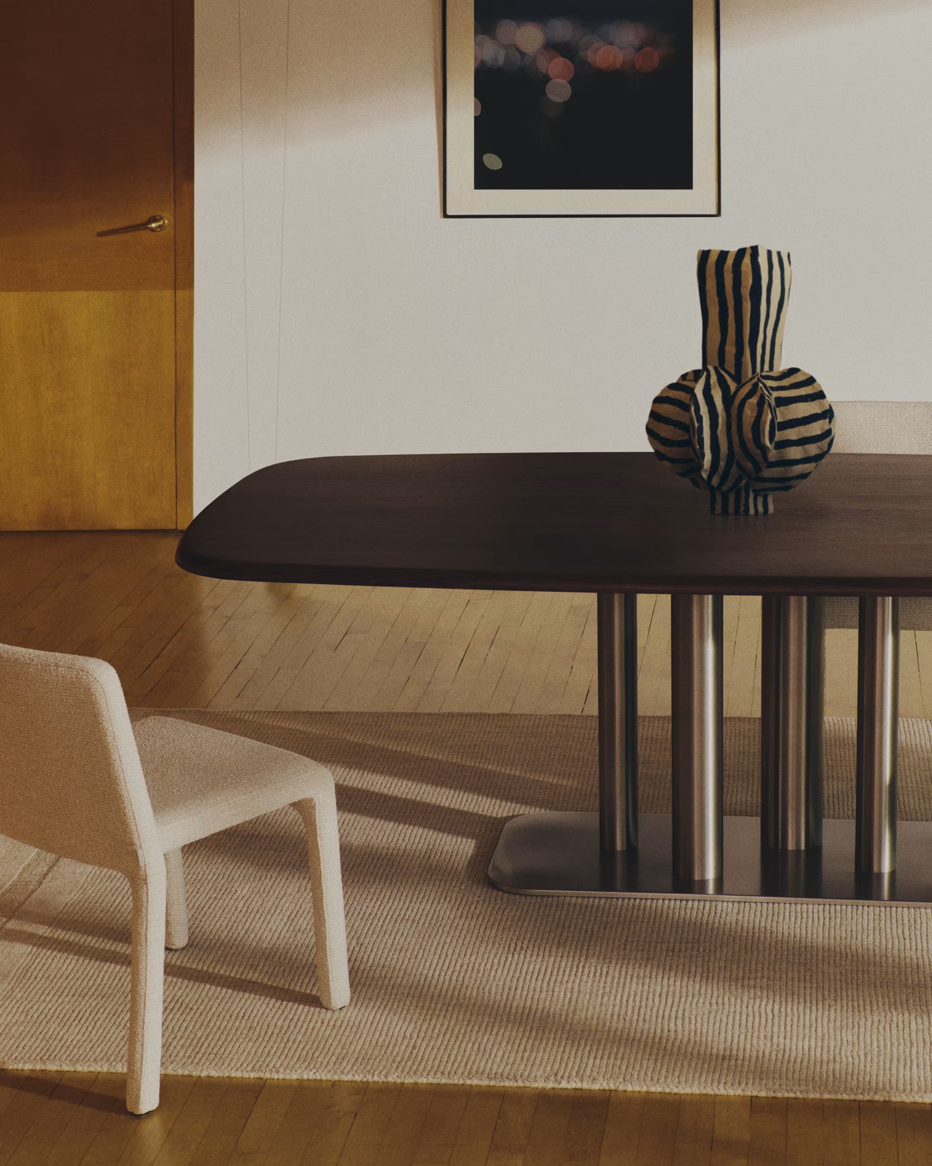 Tisch MELVAR Nussfurnier mit Stahlbasis