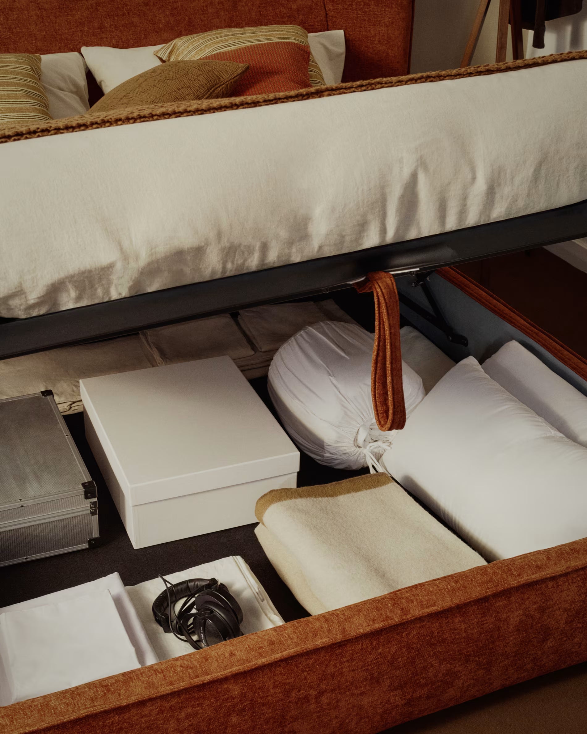 Bett mit Bettkasten ARVIAN ziegelroter Chenille