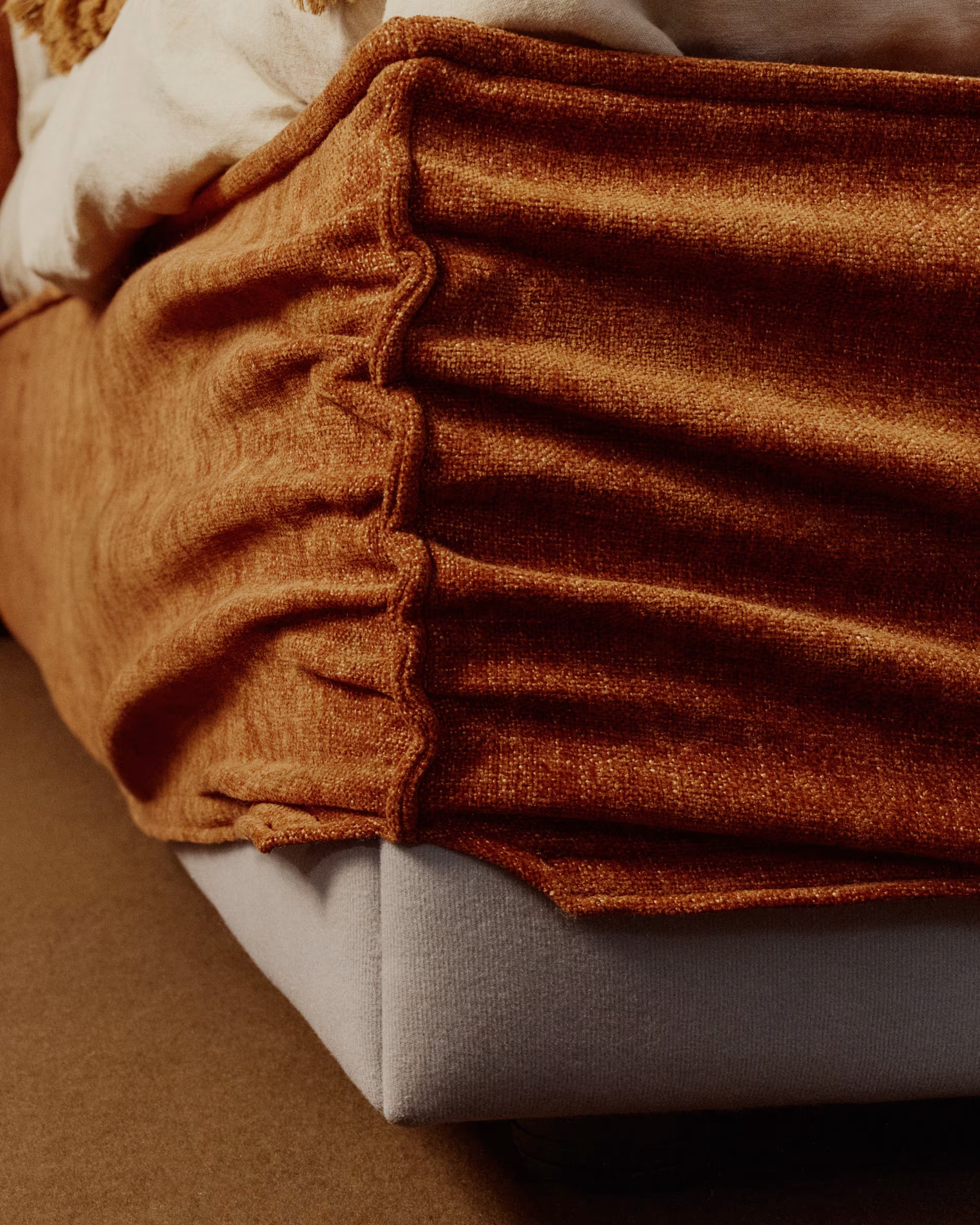 Bett mit Bettkasten ARVIAN ziegelroter Chenille