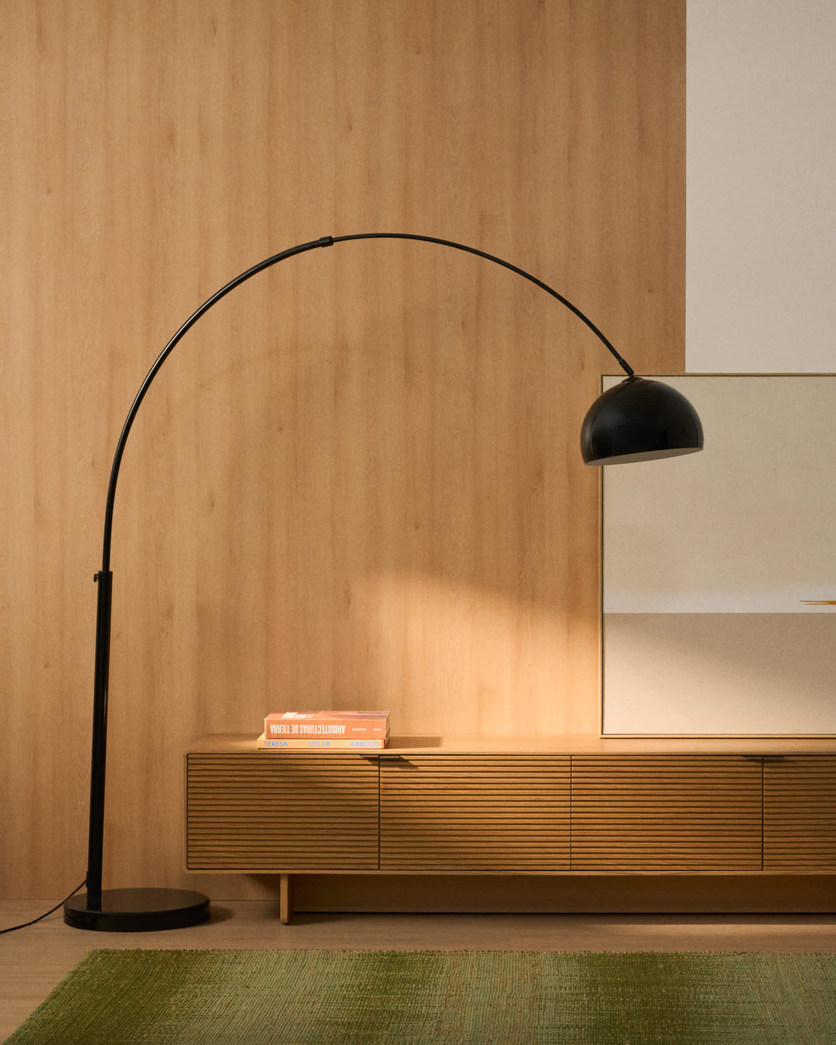 Lampa podłogowa MADALI czarna stal z czarnym marmurem – ujęcie 2